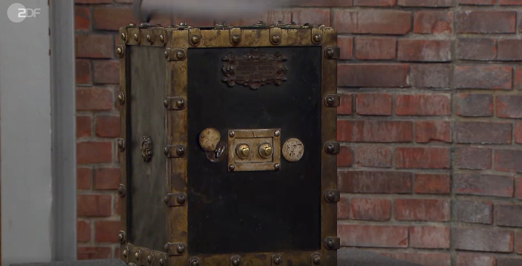 Image - Verliebt in Tresor – „Bares für Rares“-Händler bietet gegen sich selbst