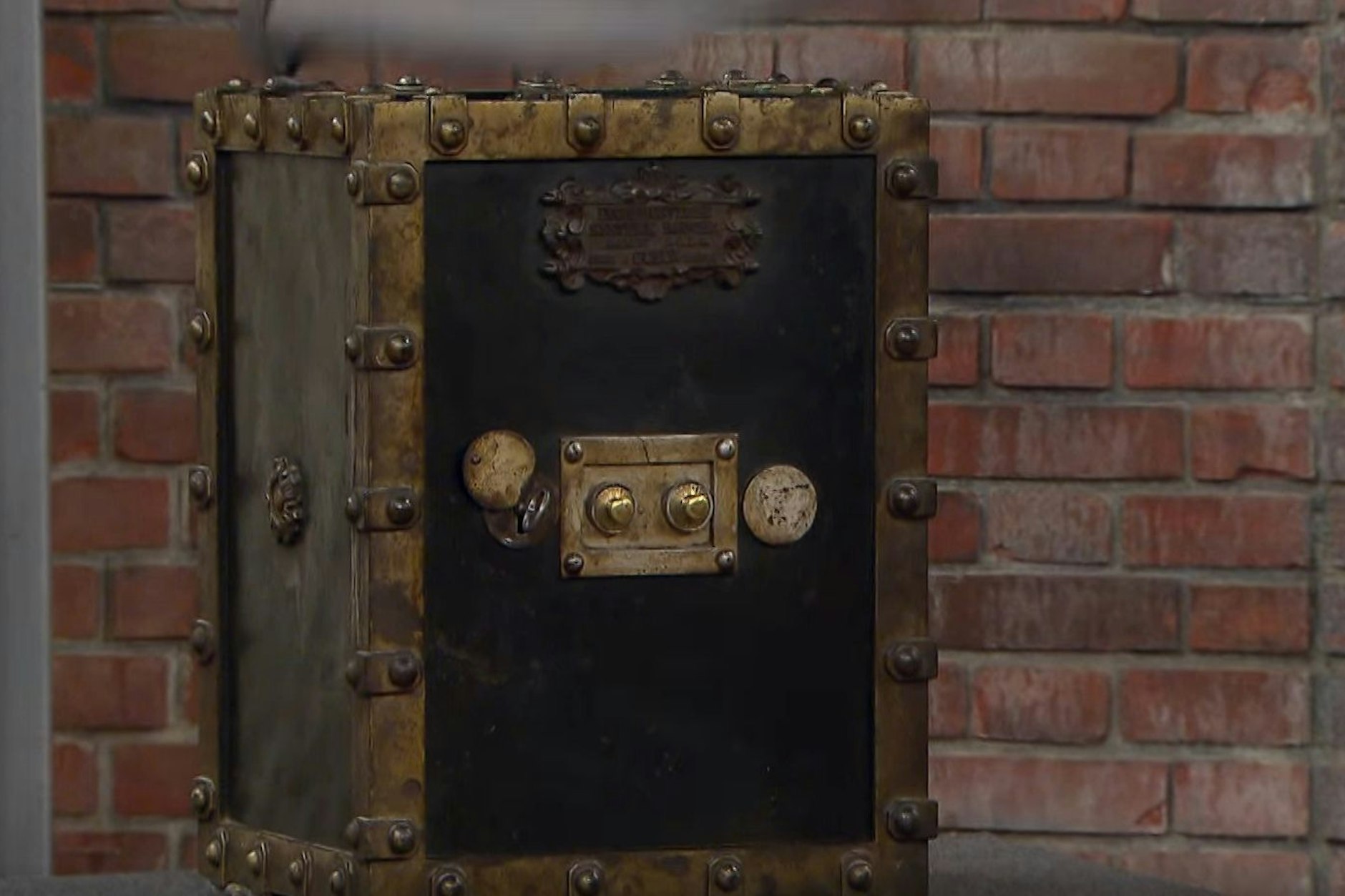 Das Objekt der Begierde. Der alte Tresor hat es einem der „Bares für Rares“-Händler besonders angetan.