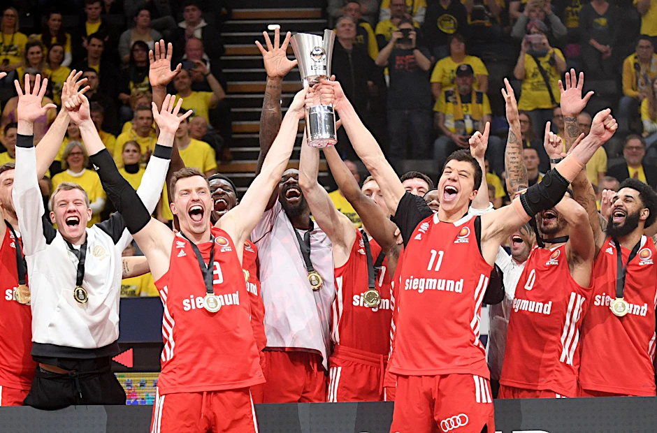 ARCHIV - Der FC Bayern will seinen Pokal-Titel verteidigen.  