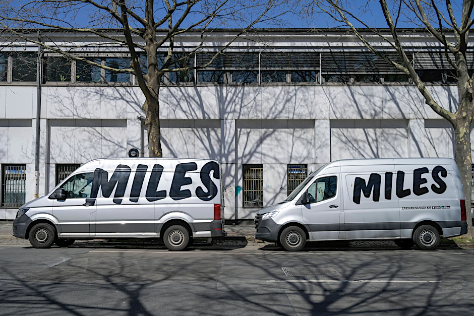 Fahrzeuge des Carsharing-Anbieters Miles stehen in Berlin. Am Mittwoch gab es eine Razzia.