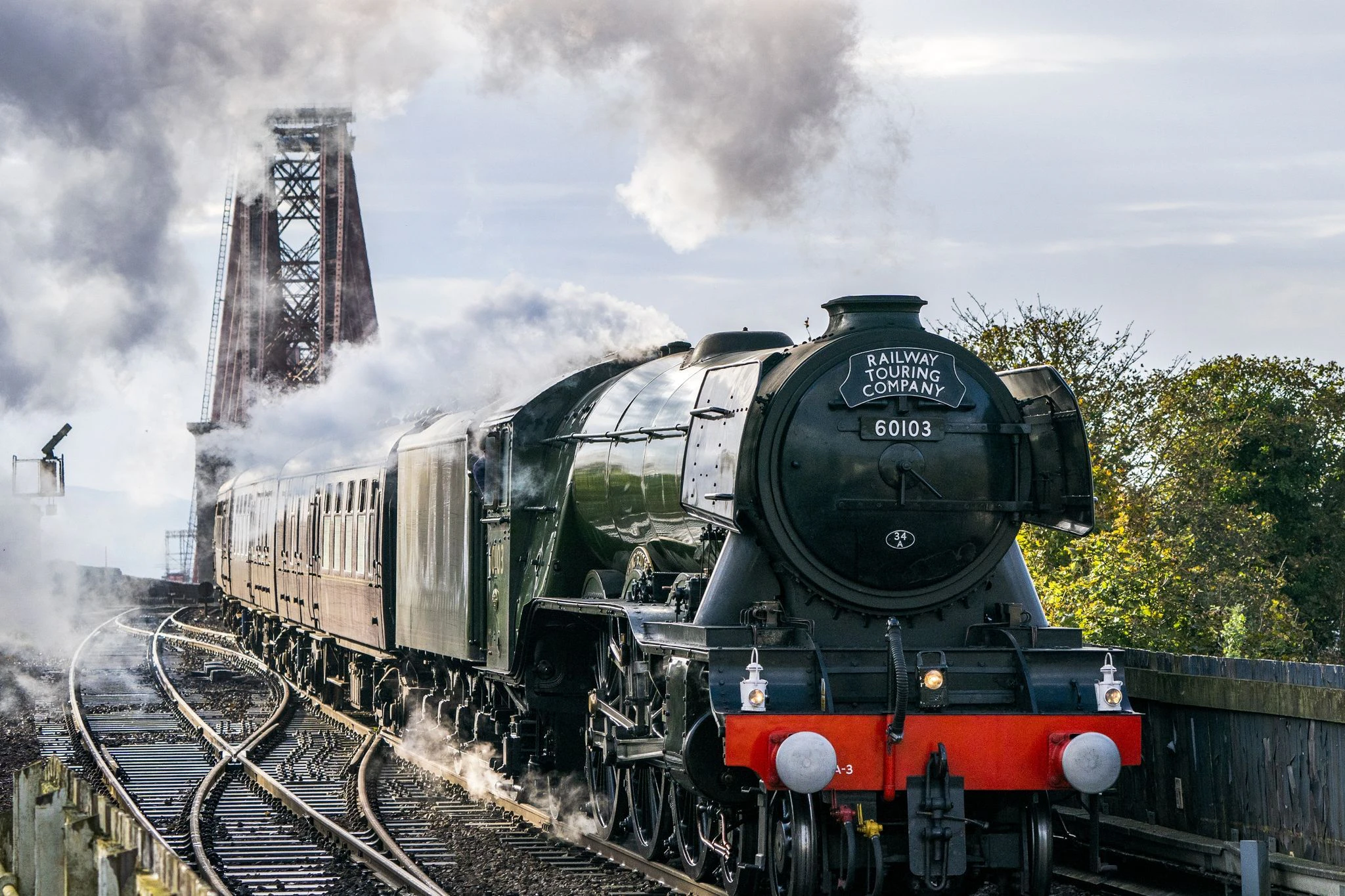 Die «Flying Scotsman» fährt über die Forth Bridge in der Nähe von North Queensferry in Großbritannien. Die Dampflokomotive feiert in diesem Jahr ihr hundertjähriges Bestehen.  
