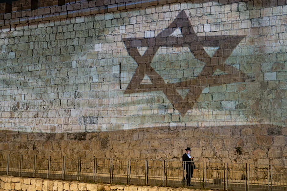 Die israelische Flagge wird auf die Mauern der Jerusalemer Altstadt in der Nähe des Jaffators projeziert.  