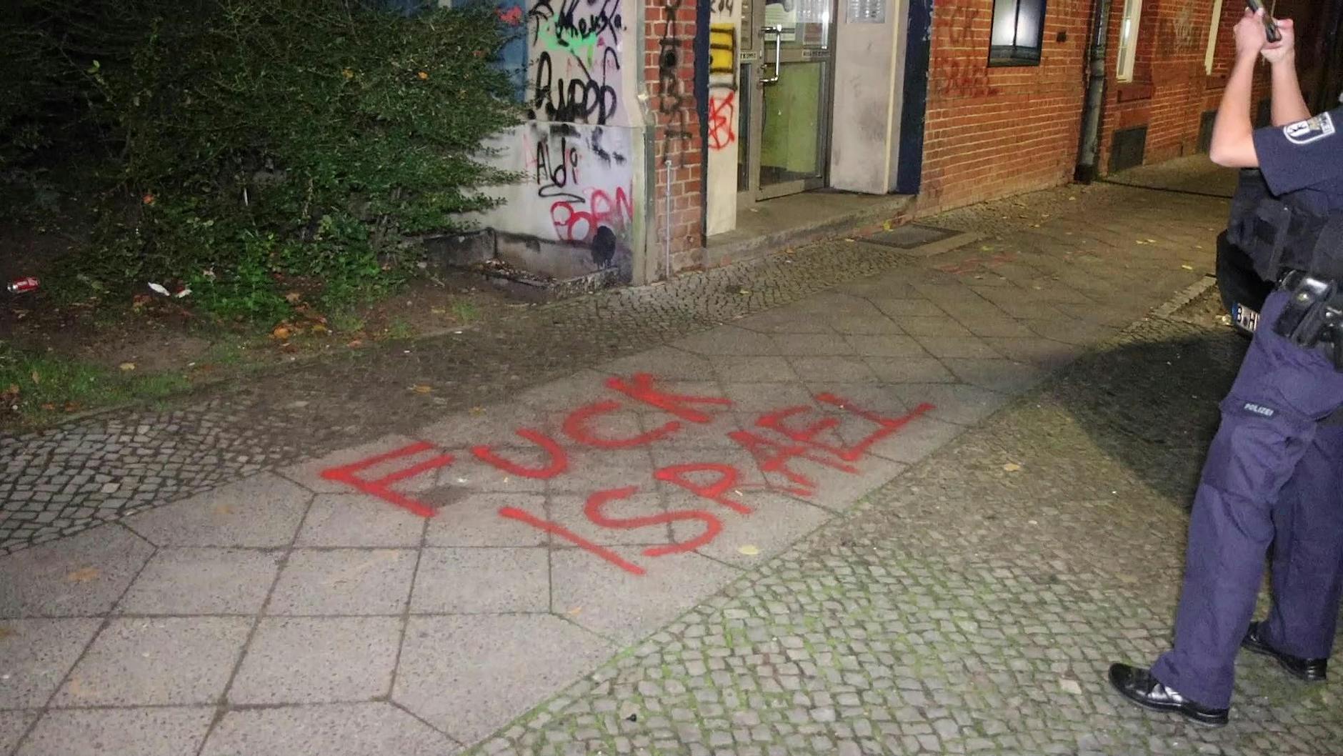 Hass-Schmierereien auf dem Gehweg, an den Hauseingang wurde ein durchgestrichener Davidstern und eine Palästinenser-Fahne gesprüht.