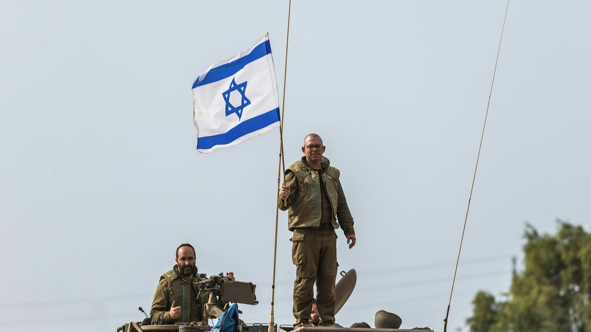 Israelische Soldaten sind nahe der Grenze zum Gazastreifen im Einsatz. Israel hat über 300.000 Reservisten mobilisiert. Viele kommen aus dem Ausland.
