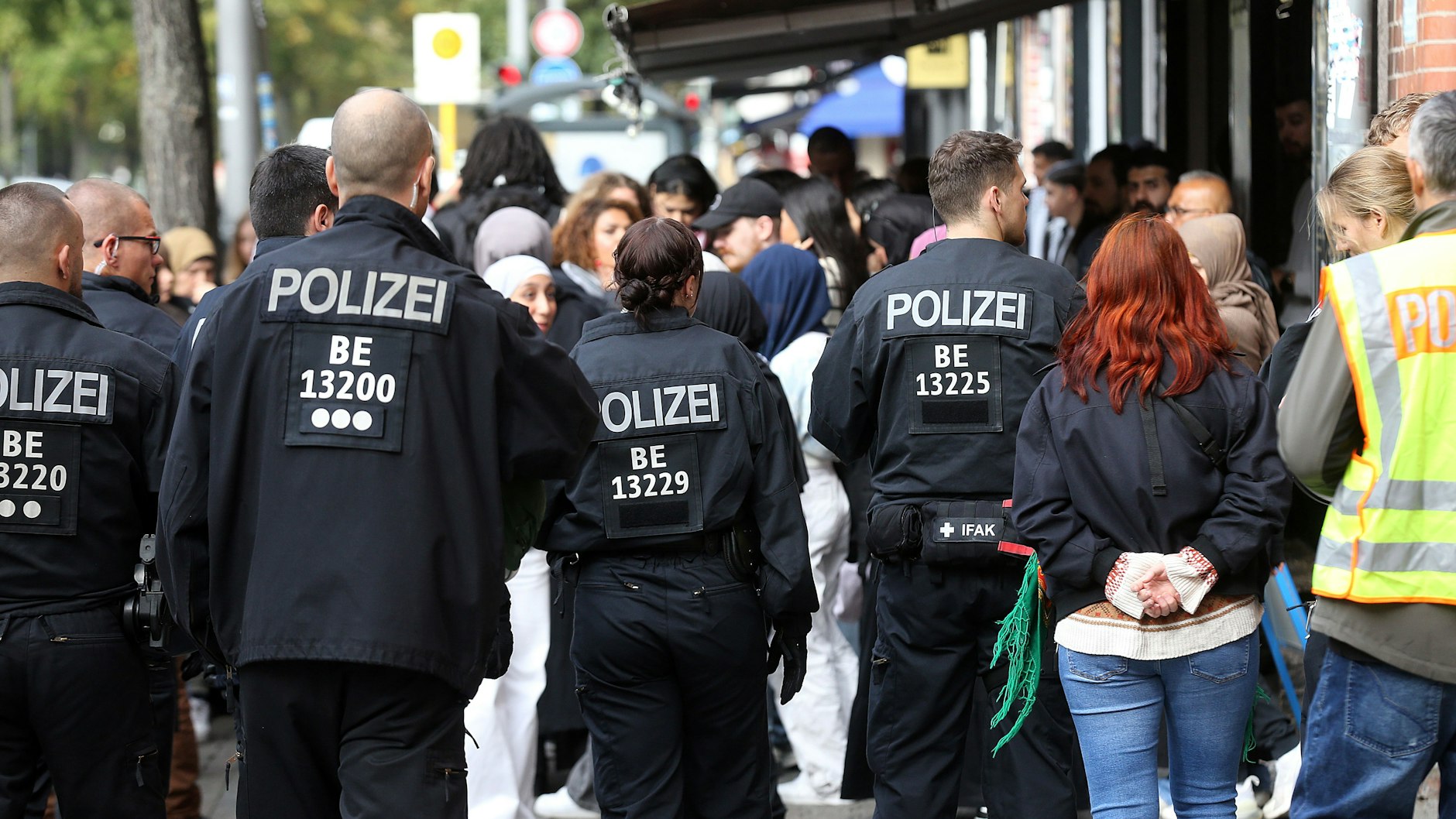 Nach einer Auseinandersetzung zwischen Lehrer und Schüler wegen Palästina-Flaggen wurde eine Versammlung der Elternvertretung gegen Gewalt und Rassismus an Schulen vor dem Gymnasium verboten.
Die Polizei war mit einem riesigen Aufgebot vor Ort. Es hatten sich etwa&nbsp; 30 Schüler und Eltern versammelt.&nbsp;