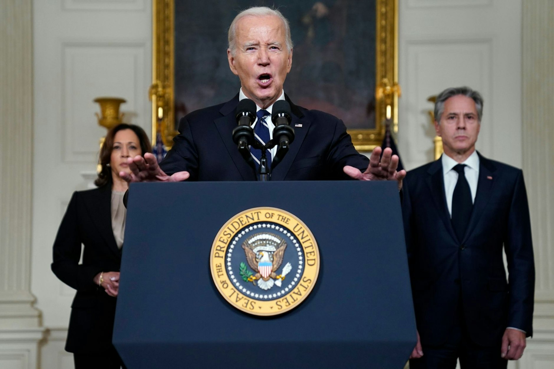 US-Präsident Joe Biden (M.) spricht zur Lage nach dem Hamas-Großangriff auf Israel. Im Hintergrund: Vizepräsidentin Kamala Harris und Außenminister Antony Blinken.
