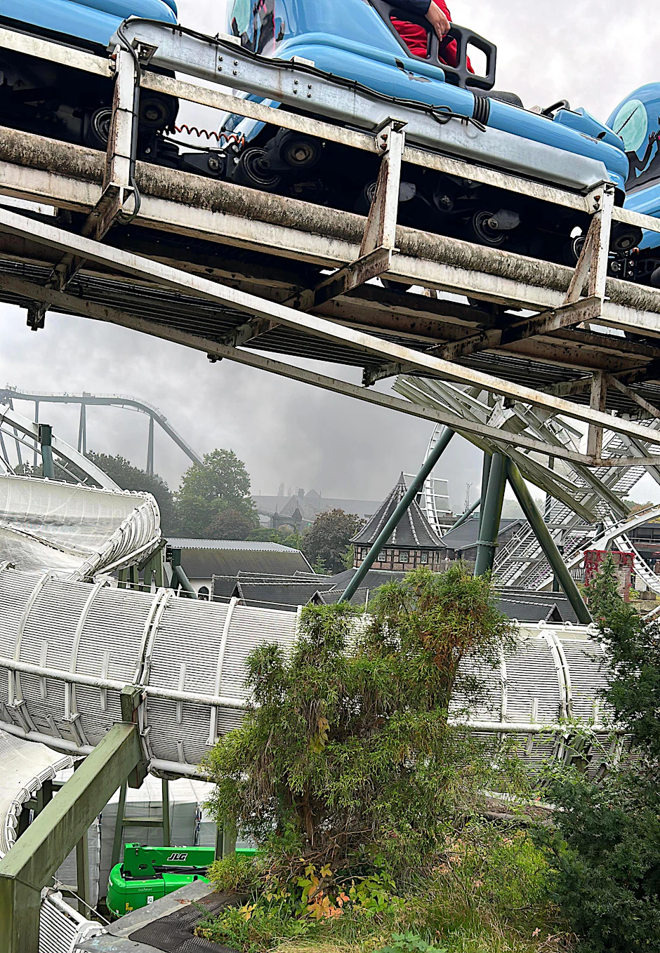 Rauch ist im Freizeitpark Heidepark Soltau zu sehen - in einem ehemaligen Verwaltungsgebäude brennt es.