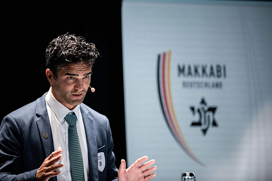 ARCHIV - Alon Meyer, Präsident von Makkabi Deutschland, hält eine Rede.  
