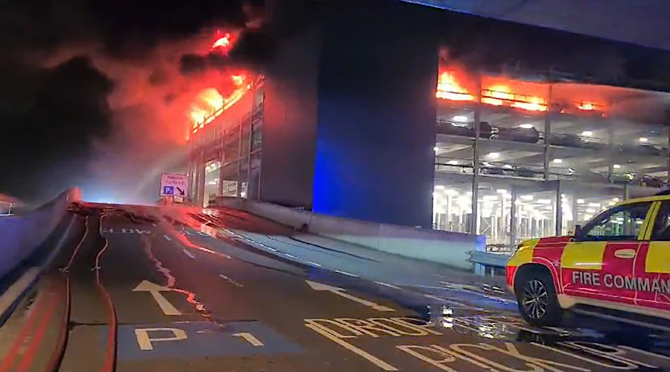 SCREENSHOT - Flammen in einem Parkhaus am Londoner Flughafen Luton.  /PA Media/dpa