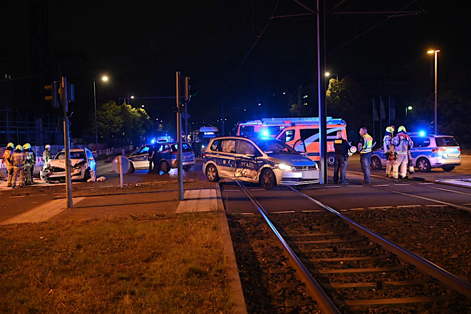 Einsatzkräfte an der Unfallstelle in Berlin-Marzahn. 