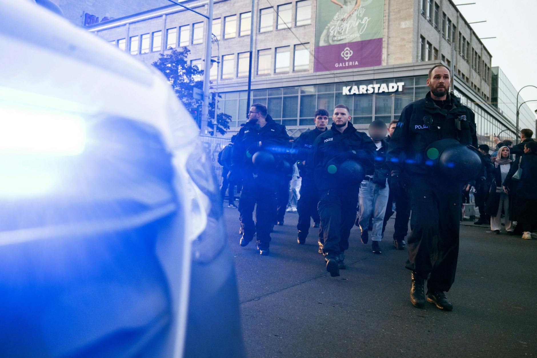 Polizisten waren am Mittwoch am Neuköllner Hermannplatz im Einsatz, um eine verbotene Demonstration zu unterbinden.