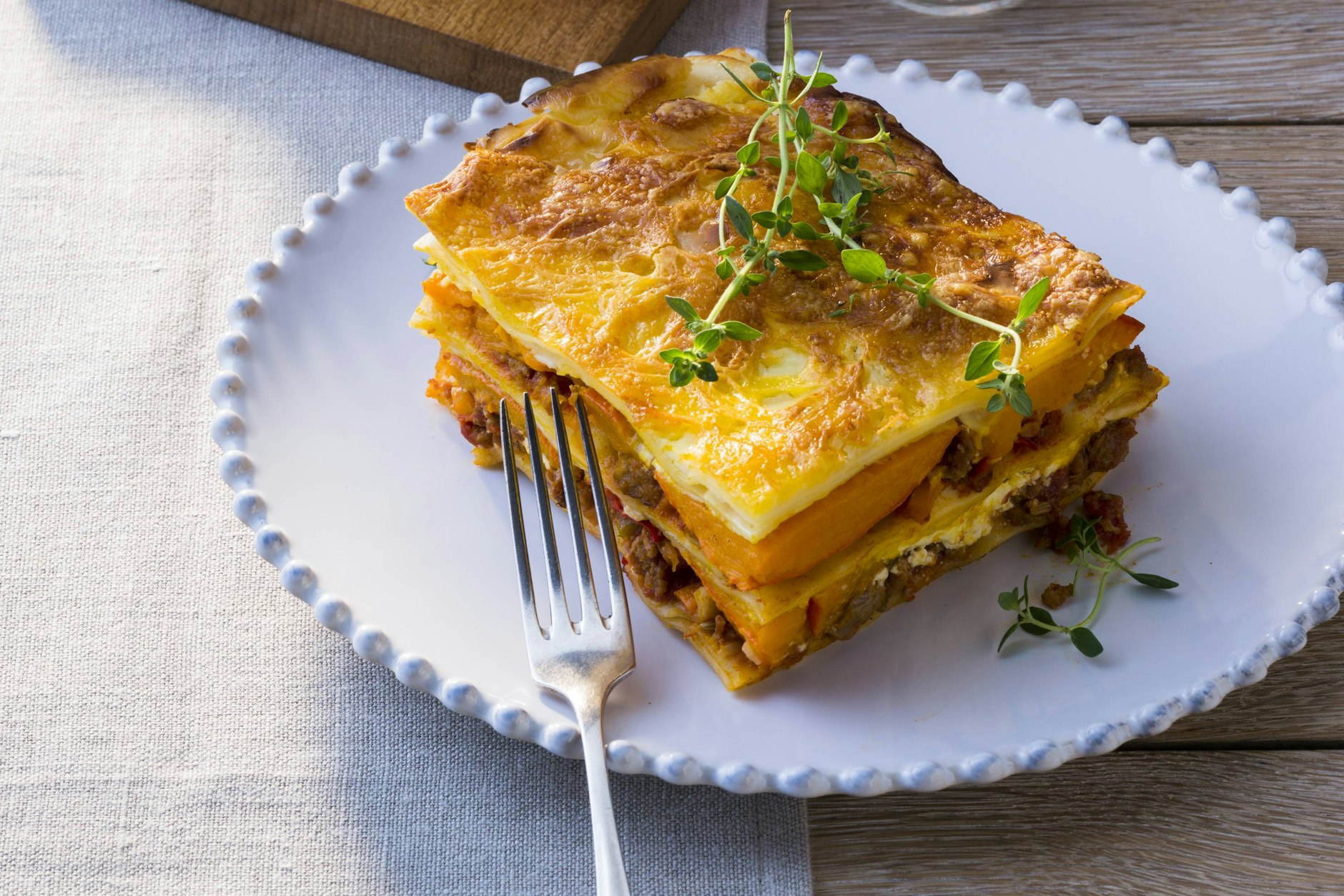 Das Rezept für Kürbis-Lasagne ist eine Abwandlung des Klassikers, die perfekt in den Herbst passt.