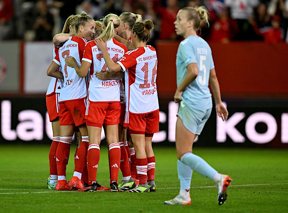 Treffer zum 2:0: Die FCB-Spielerinnen jubeln mit Torschützin Linda Dallmann.  
