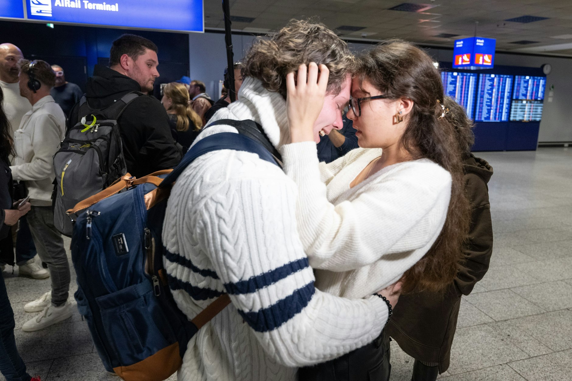 Arthur wird von seiner Freundin Ariane nach der Landung eines Evakuierungsfluges am Flughafen Frankfurt empfangen. Die jetzt aus Israel evakuierten Menschen waren zuvor mit einem von zunächst vier Sonderflügen der Lufthansa in Frankfurt gelandet. 