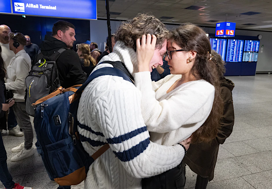 Arthur wird von seiner Freundin Ariane nach der Landung eines Evakuierungsfluges am Flughafen Frankfurt empfangen. Die jetzt aus Israel evakuierten Menschen waren zuvor mit einem von zunächst vier Sonderflügen der Lufthansa in Frankfurt gelandet.&nbsp;