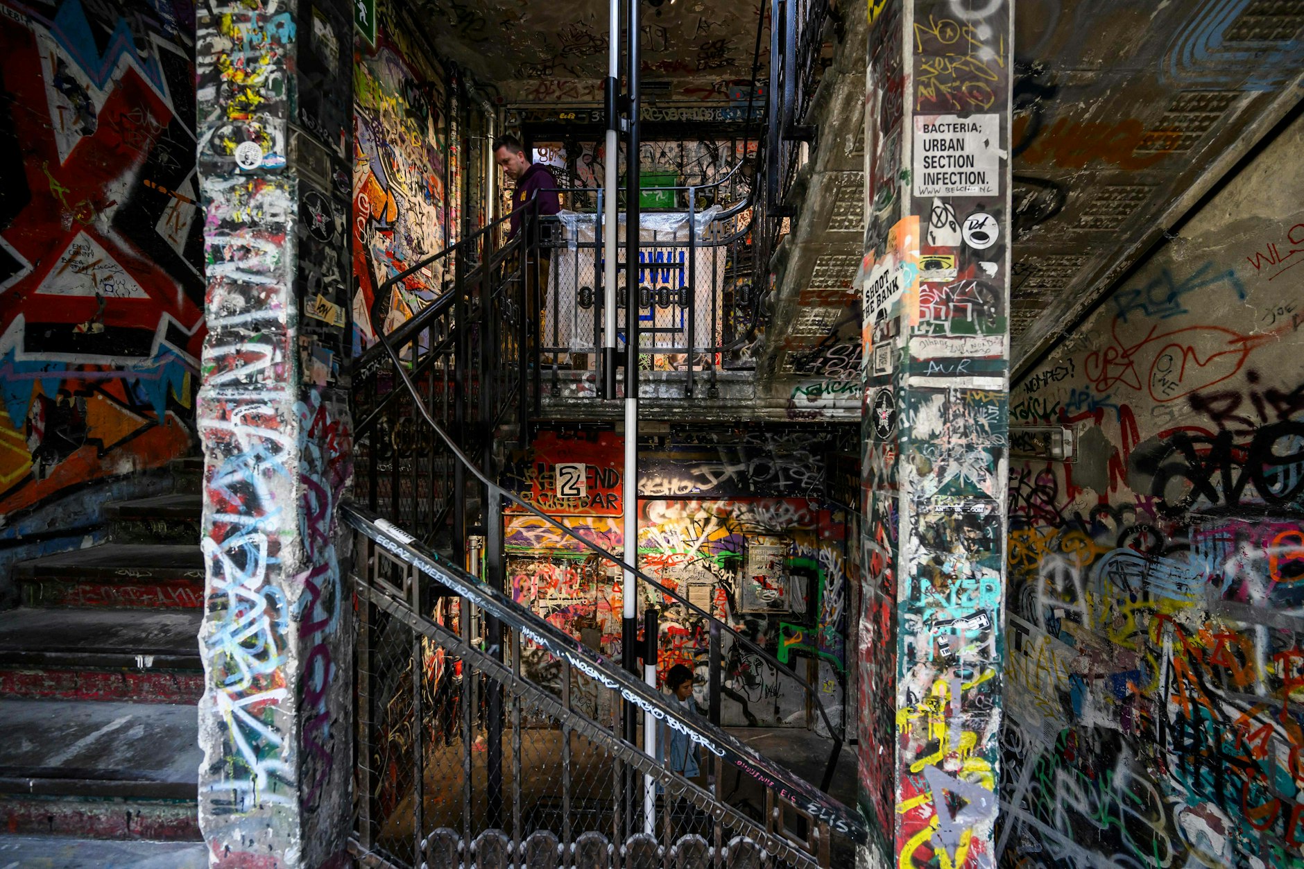 Der legendäre Treppenaufgang des Künstlerhauses Tacheles blieb erhalten, der Ort behält so seine Geschichte und wird trotzdem zu etwas komplett Neuem.