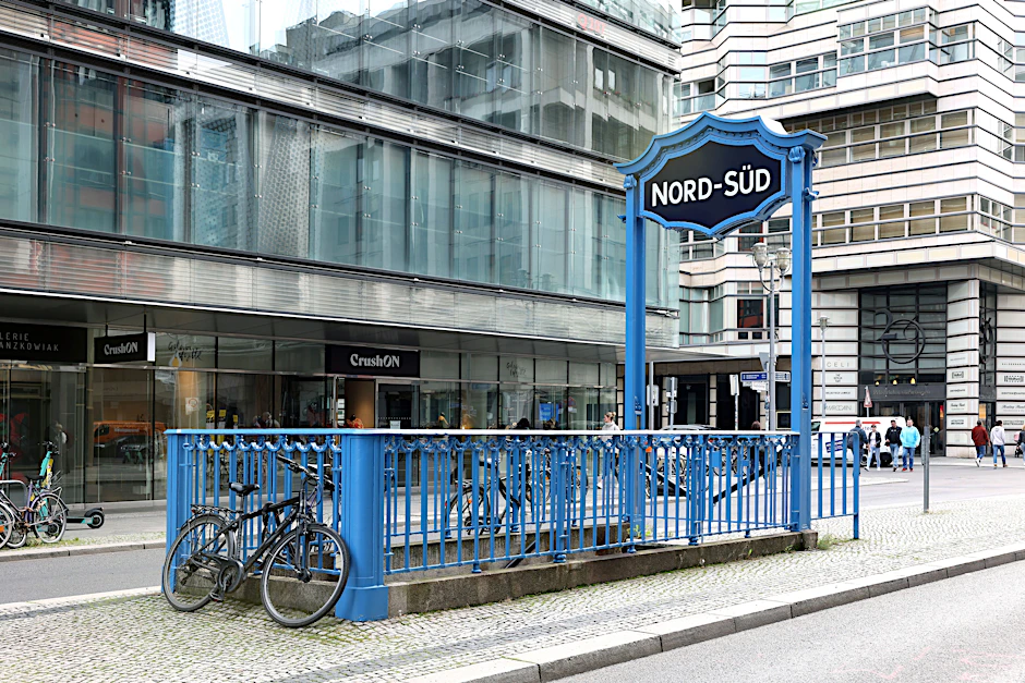 Den ehemaligen U-Bahnhof Französische Straße ziert jetzt das Schild Nord-Süd.
