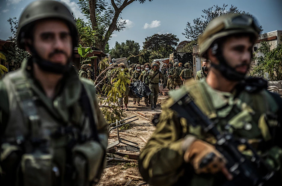 Streitkräfte der IDF bergen die Leichen israelischer Bewohner aus einem zerstörten Haus in Kfar Aza.  