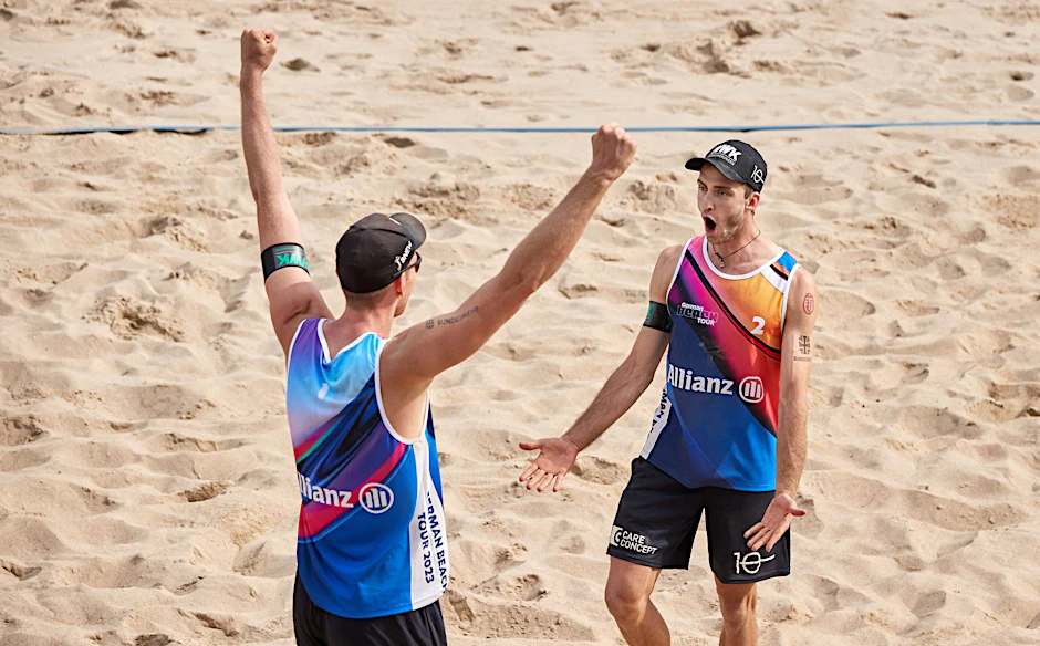 ARCHIV - Stehen bei der Beach-WM im Achtelfinale: Nils Ehlers (l) und Clemens Wickler.  
