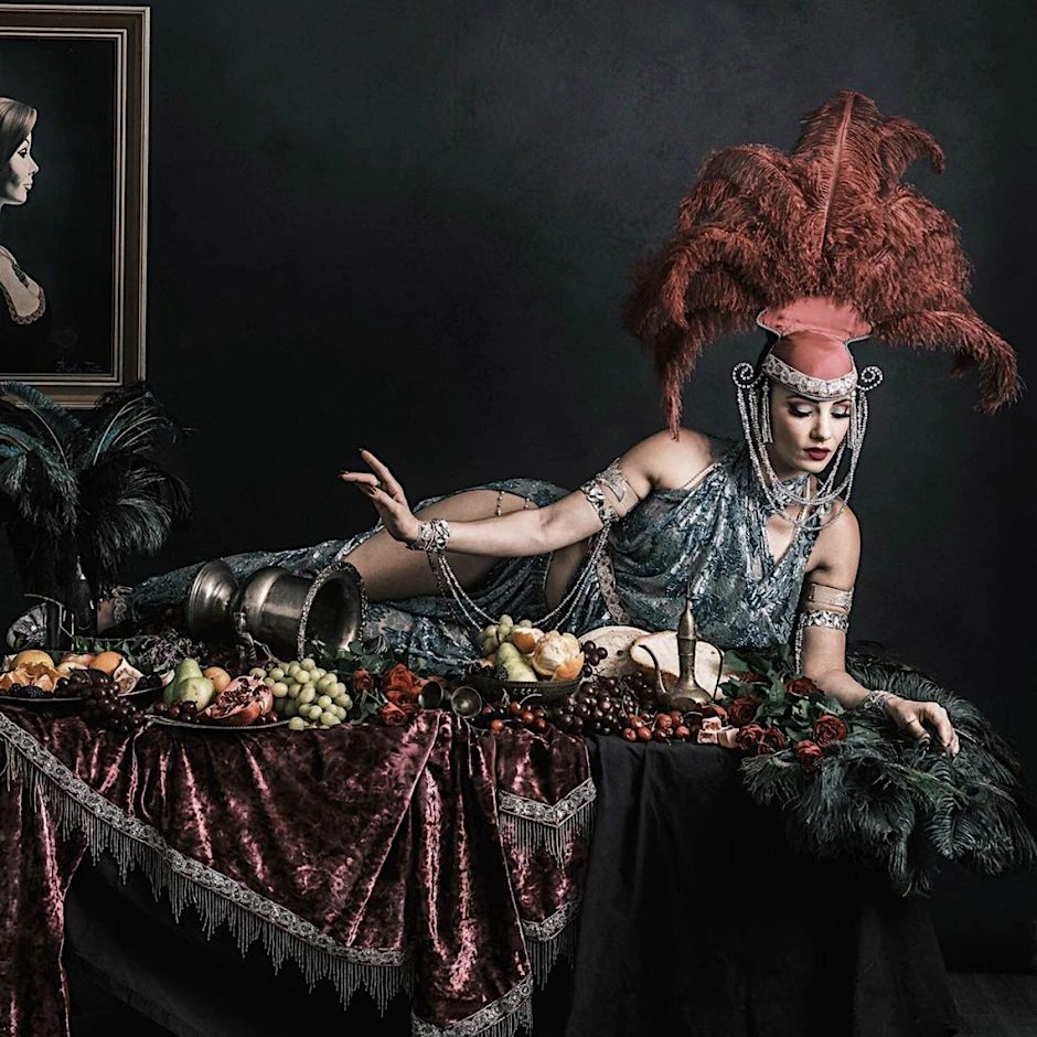 Liegt ansonsten nicht auf dem Büfett: Die australische Burlesque-Künstlerin Natalya Alessi tritt am Sonnabend beim Burlesque Festival in Berlin auf.