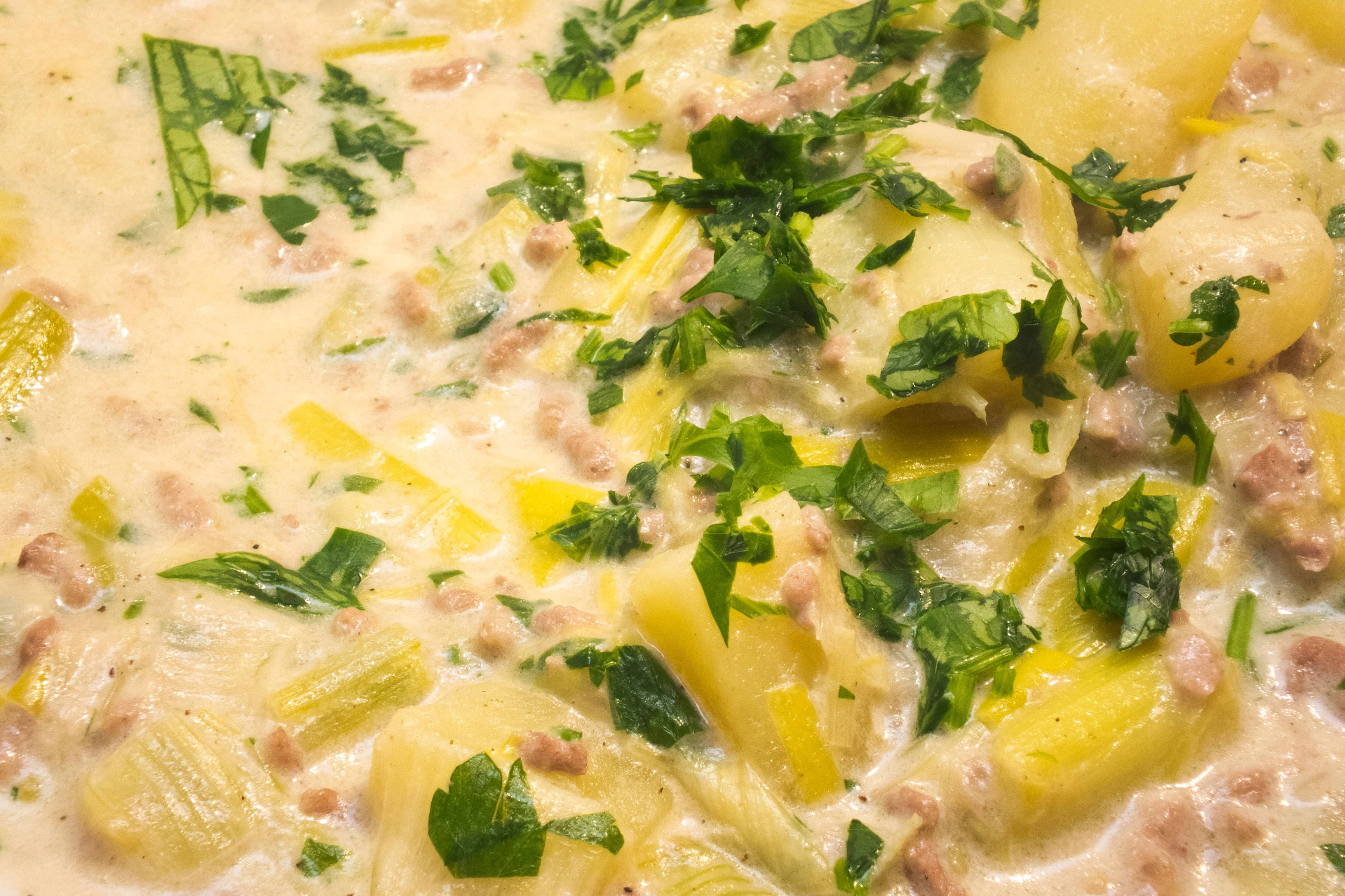 Das Rezept für diese Käse-Lauch-Hack-Suppe weckt bei vielen Kindheitserinnerungen.