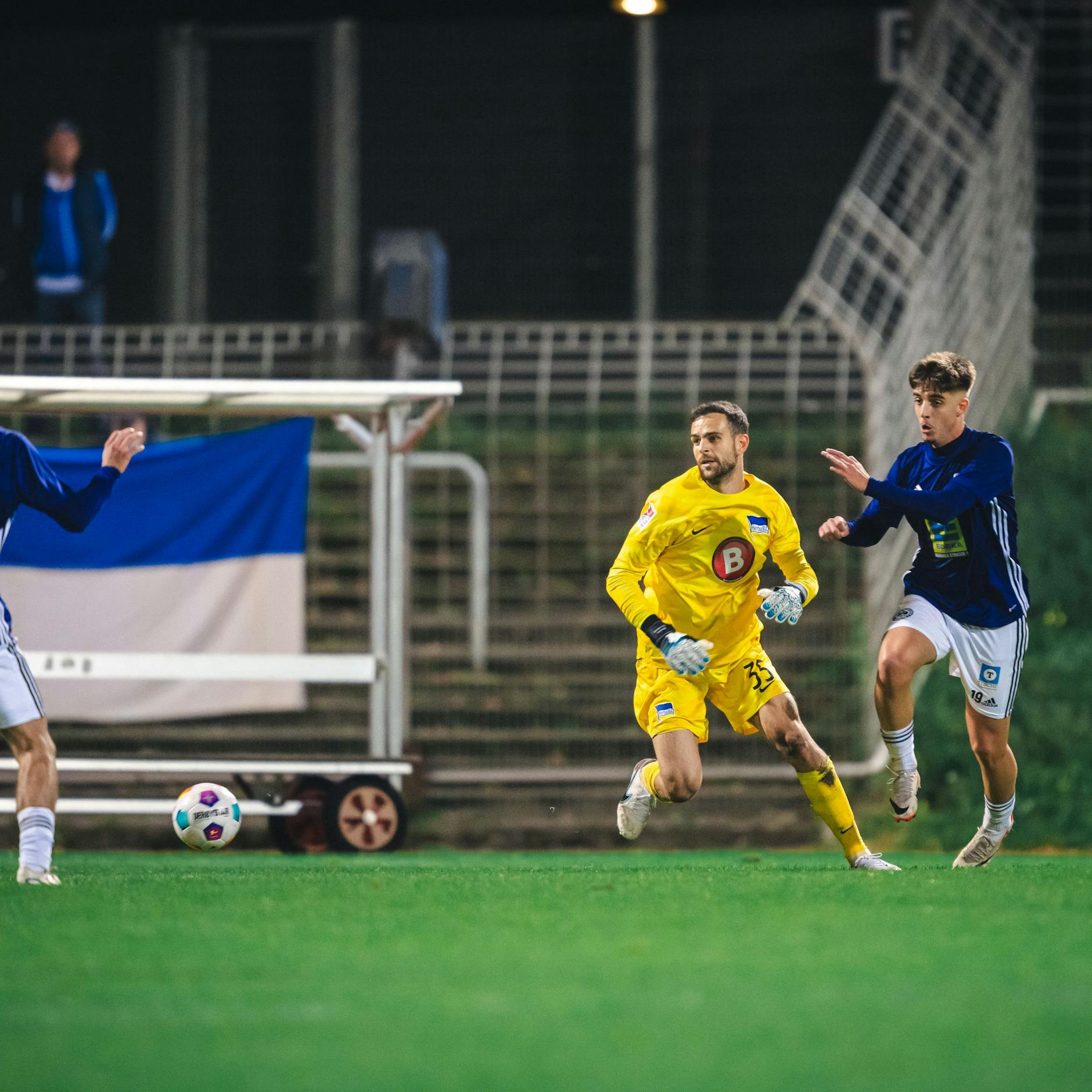 Herthas Torwart Marius Gersbeck bekam zweimal den Ball bei Herauslaufen aus dem Strafraum nicht richtig unter Kontrolle.