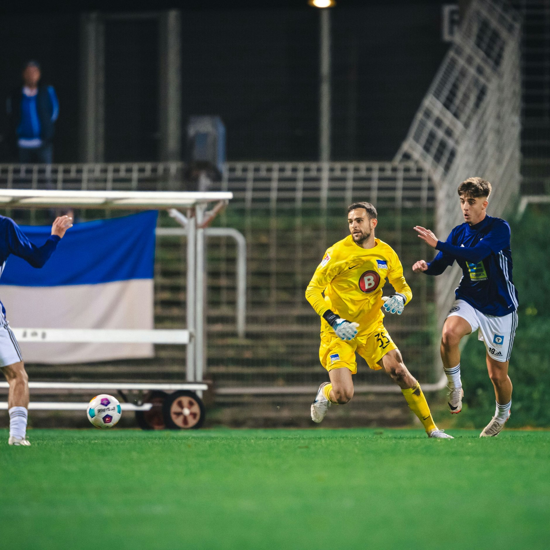 Herthas Torwart Marius Gersbeck bekam zweimal den Ball bei Herauslaufen aus dem Strafraum nicht richtig unter Kontrolle.