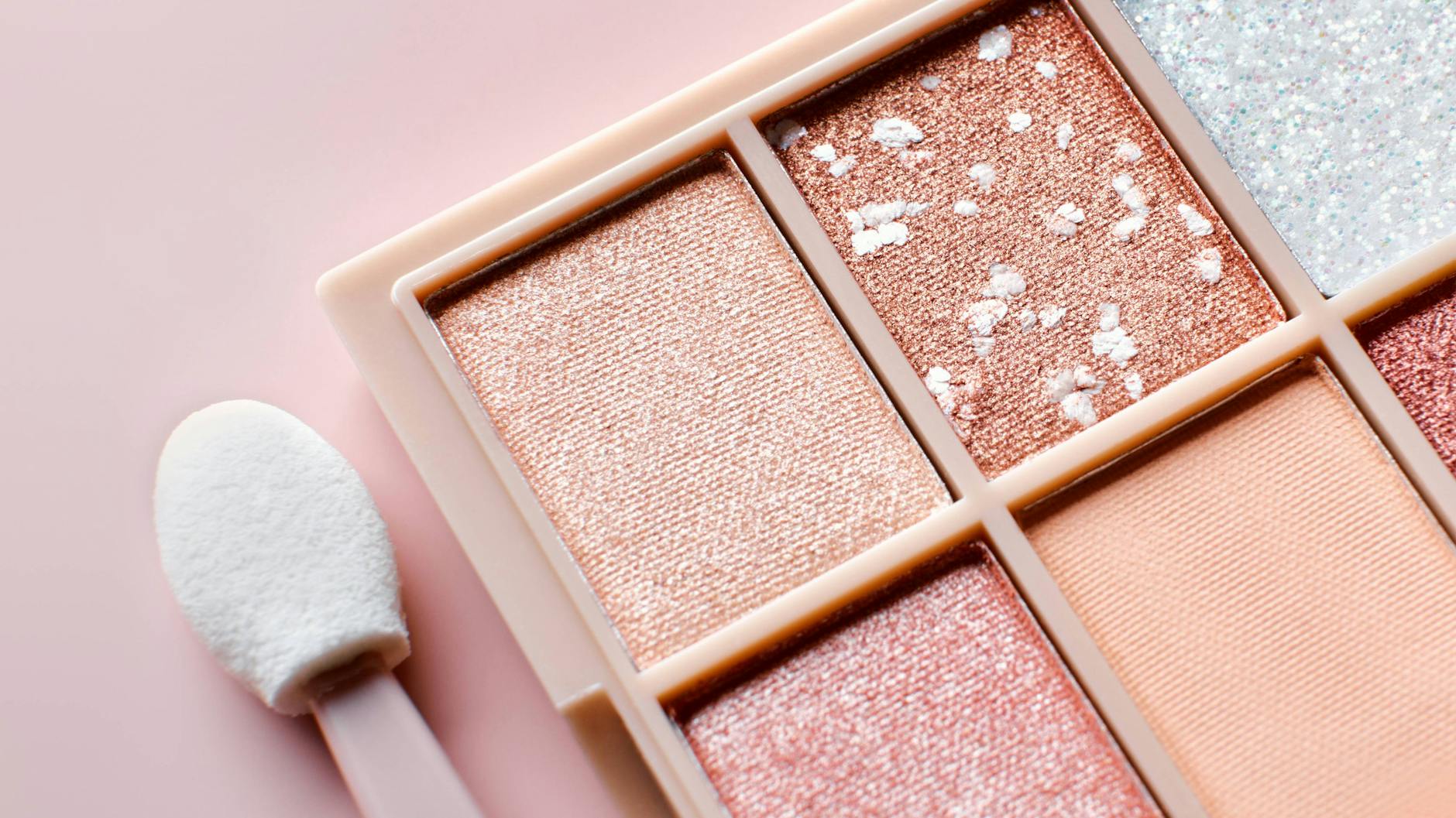 Glitzer ist heute unter anderem in vielen Makeup-Produkten enthalten.