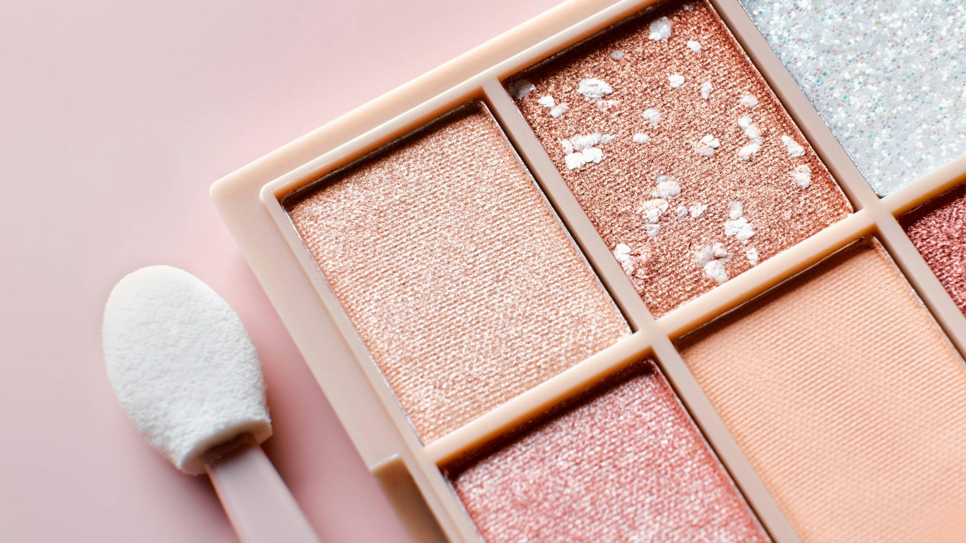 Glitzer ist heute unter anderem in vielen Makeup-Produkten enthalten.