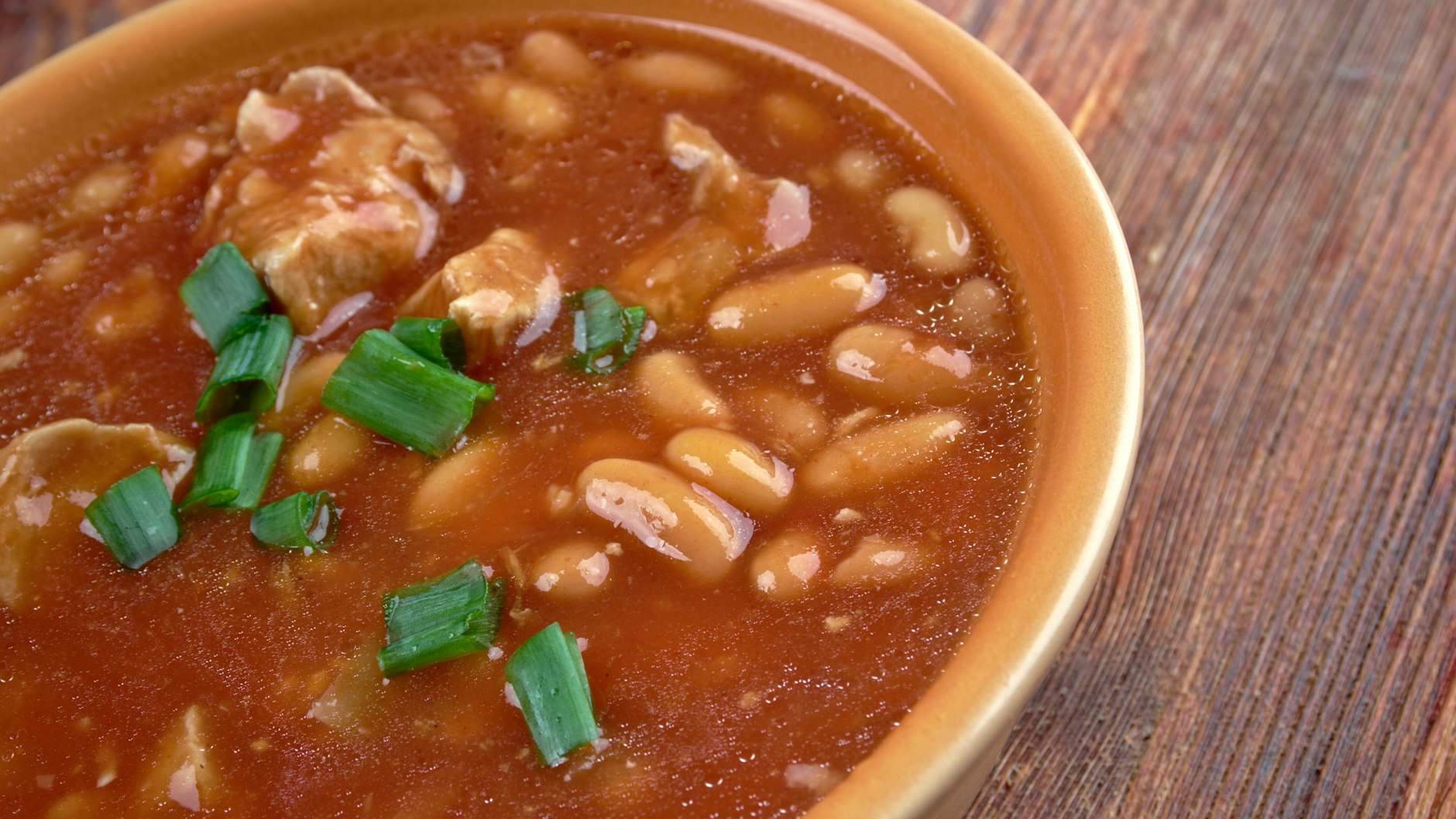 Kuru Fasulye besteht aus einfachen Zutaten - in das Rezept für den Eintopf gehören vor allem Tomaten und weiße Bohnen.