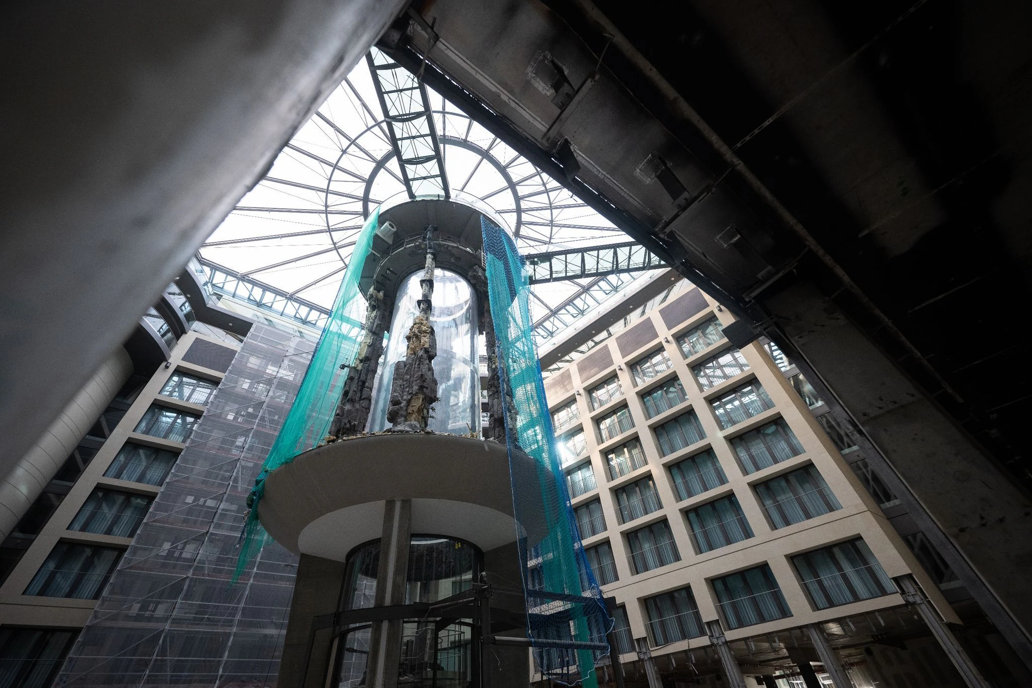 Rund 10 Monate, nachdem der Aquadom in der Berliner Innenstadt zerplatzte, ist ein Ingenieursgutachten vorgelegt worden. Es gibt zwar Hypothesen, aber was genau zum Bersten des 16 Meter hohen Aquariums führte, kann nicht endgültig geklärt werden.  