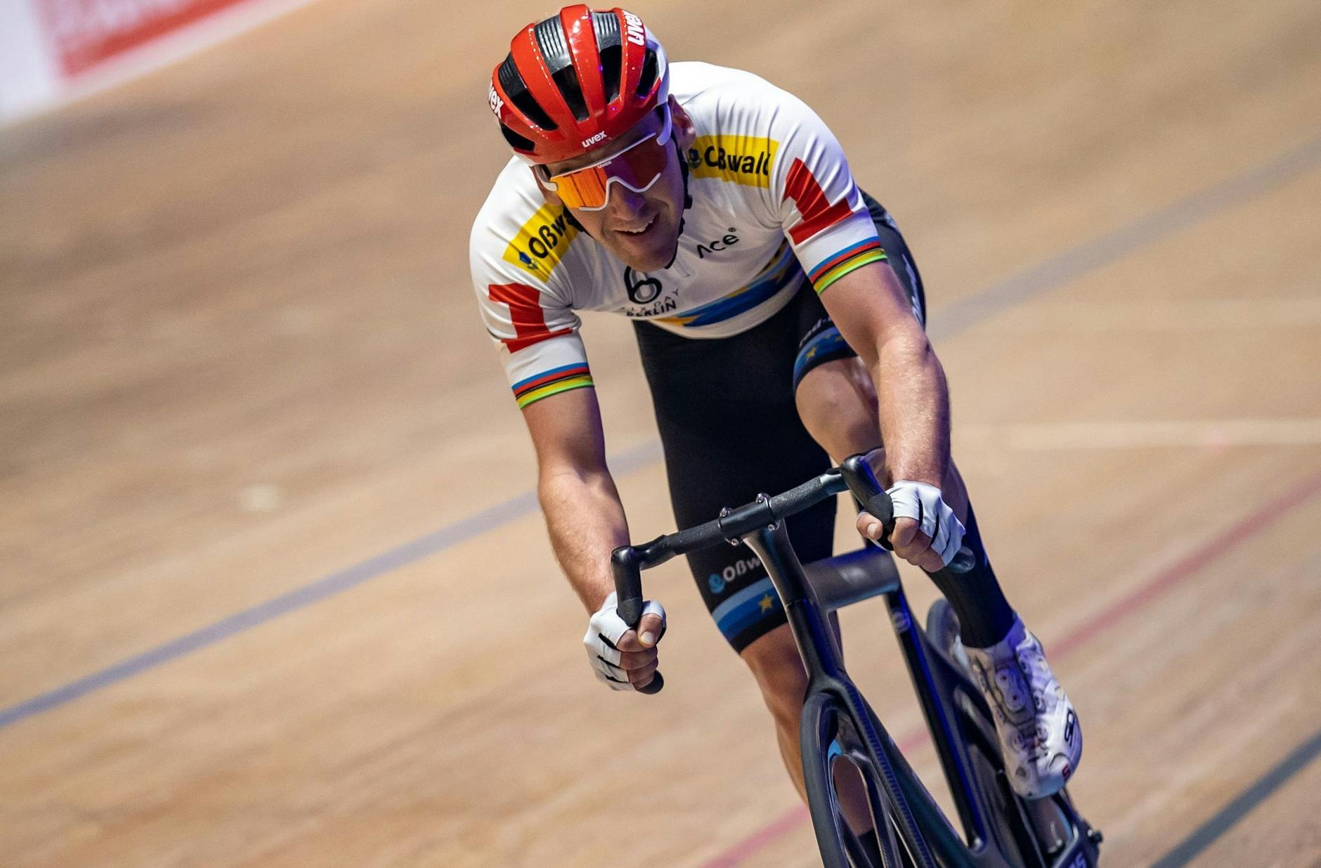 ARCHIV - Theo Reinhardt aus Deutschland fährt auf der Bahn.