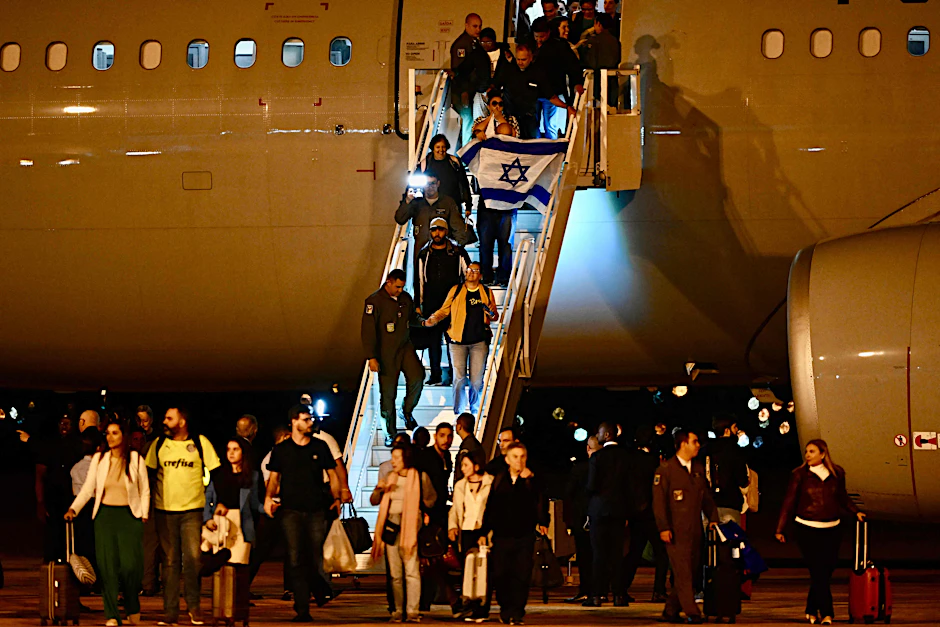 Am Ben-Gurion-Flughafen in Tel Aviv warten die Menschen auf ihre Ausreise. 