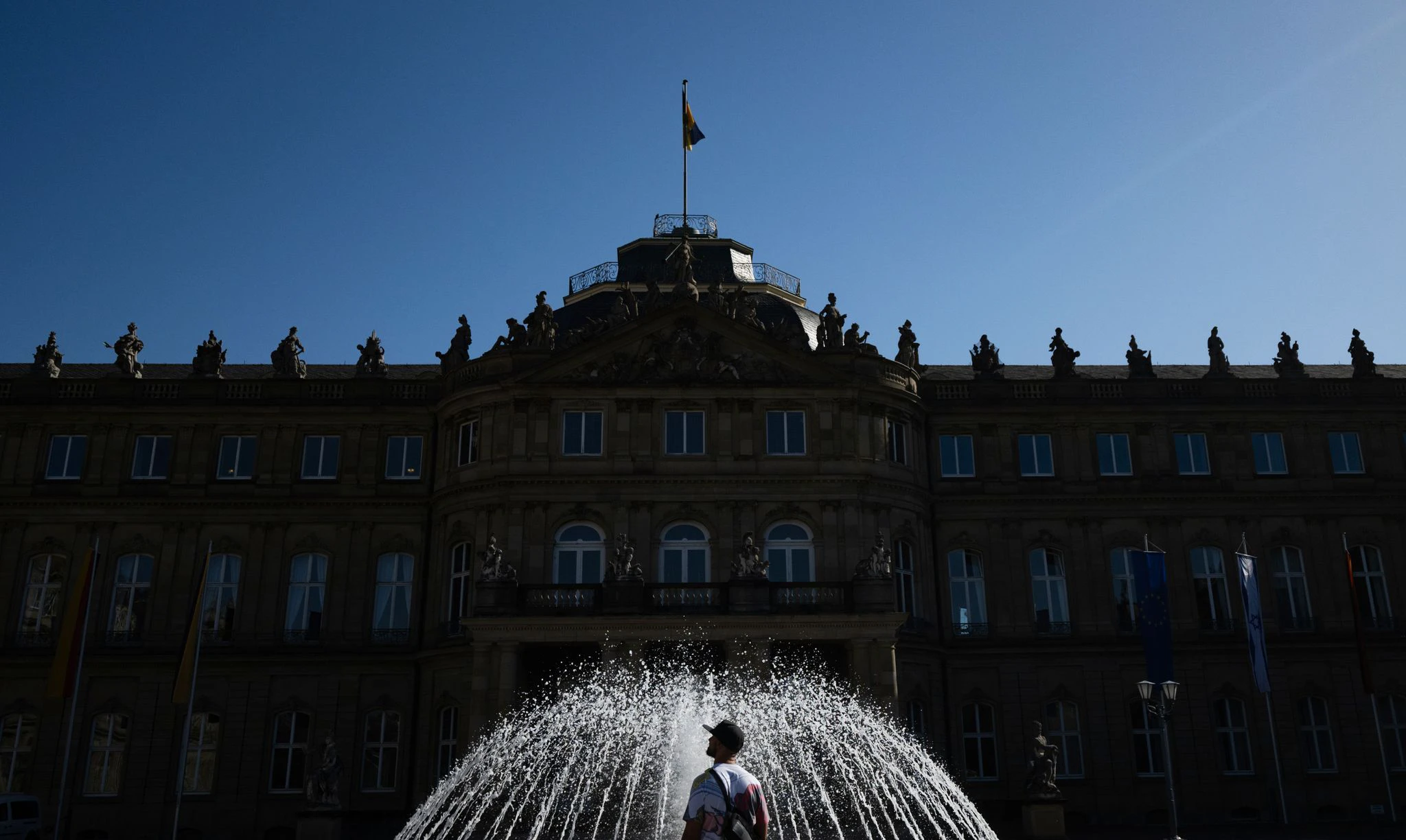 Strahlender Sonnenschein und blauer Himmel laden zu einem Spaziergang im Innenhof des Neuen Schlosses in Stuttgart ein.  