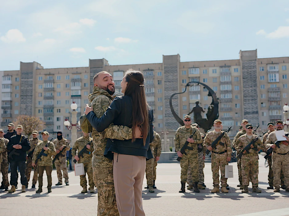 „When Spring Came to Bucha“: Im März 2022 zogen sich russische Truppen aus der ukrainischen Stadt Bucha zurück. Der Film begleitet die Community bei dem Wiederaufbau der Stadt.
