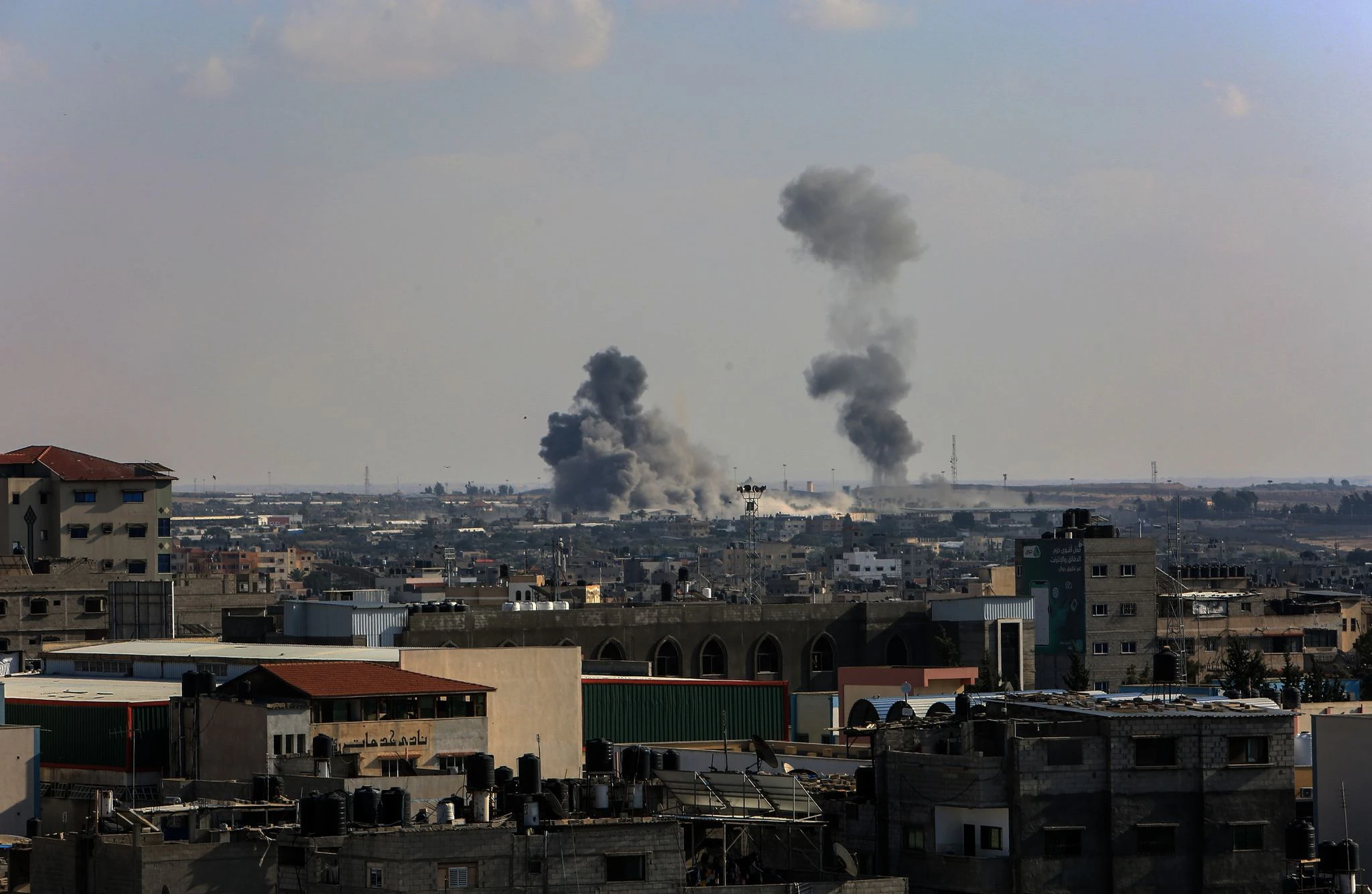 Während eines israelischen Luftangriffs steigt Rauch am Rafah-Grenzübergang zwischen Gaza und Ägypten auf.  