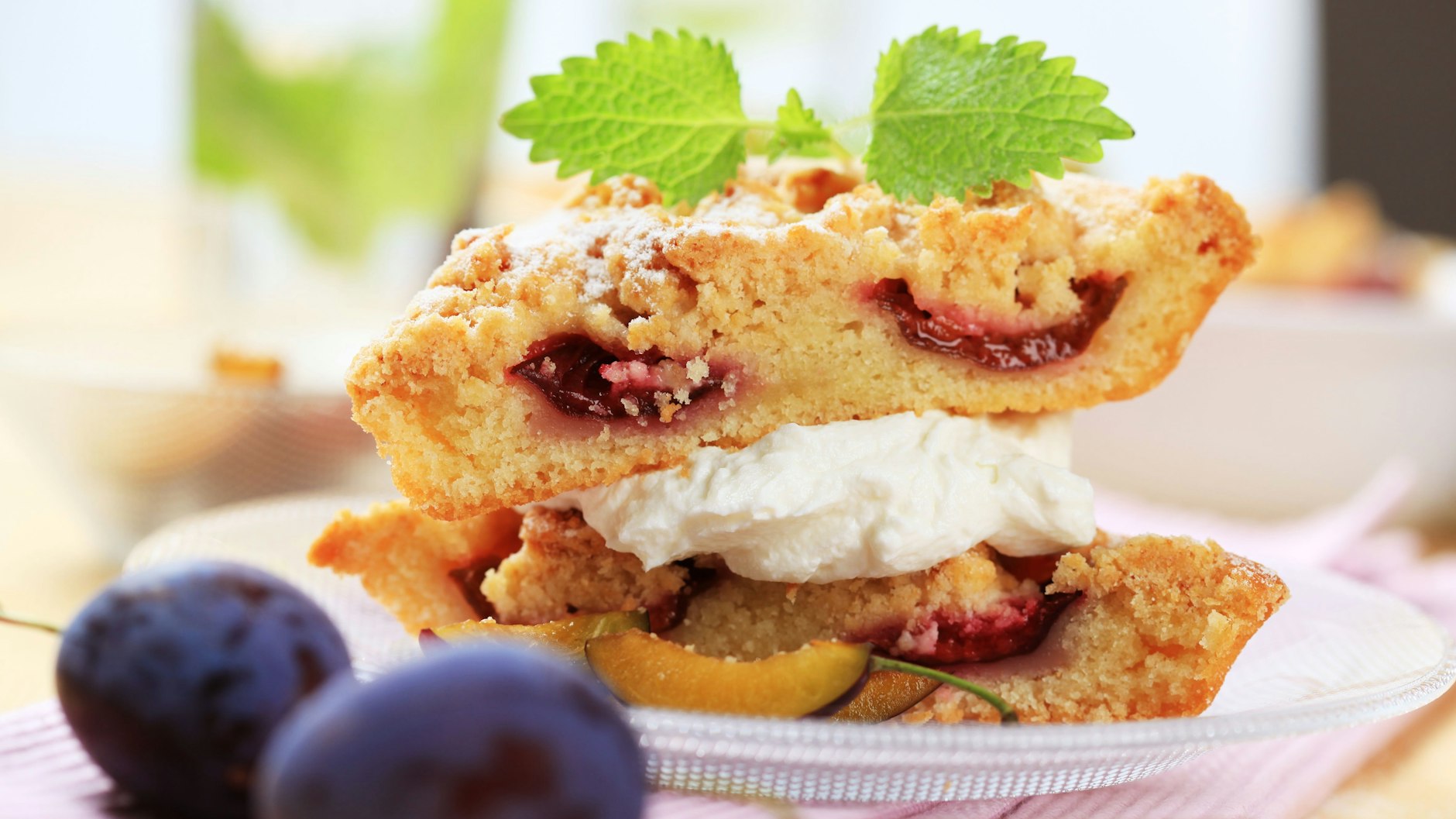 Pflaumenkuchen gibt es in unzähligen Varianten - knusprige Streusel und leckere Puddingcreme machen den Kuchen nach diesem Rezept zum absoluten Genuss!