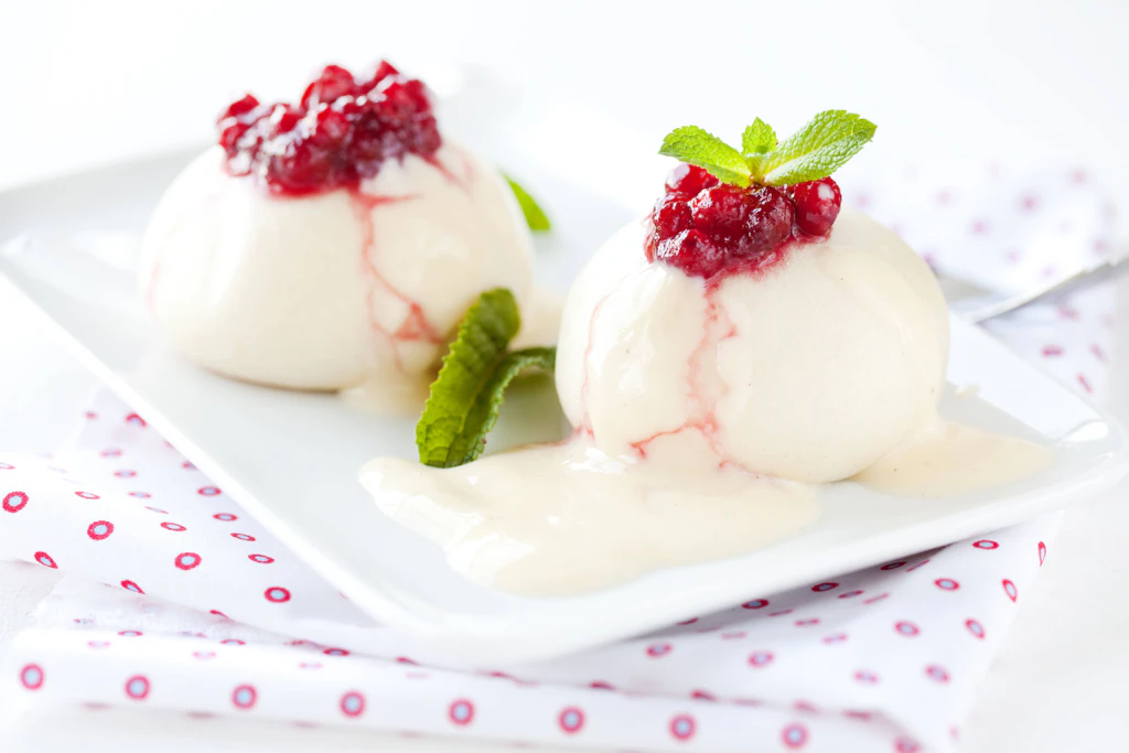 Hefeklöße mit Kirschsoße: Ein süßes DDR-Rezept zum Selbermachen