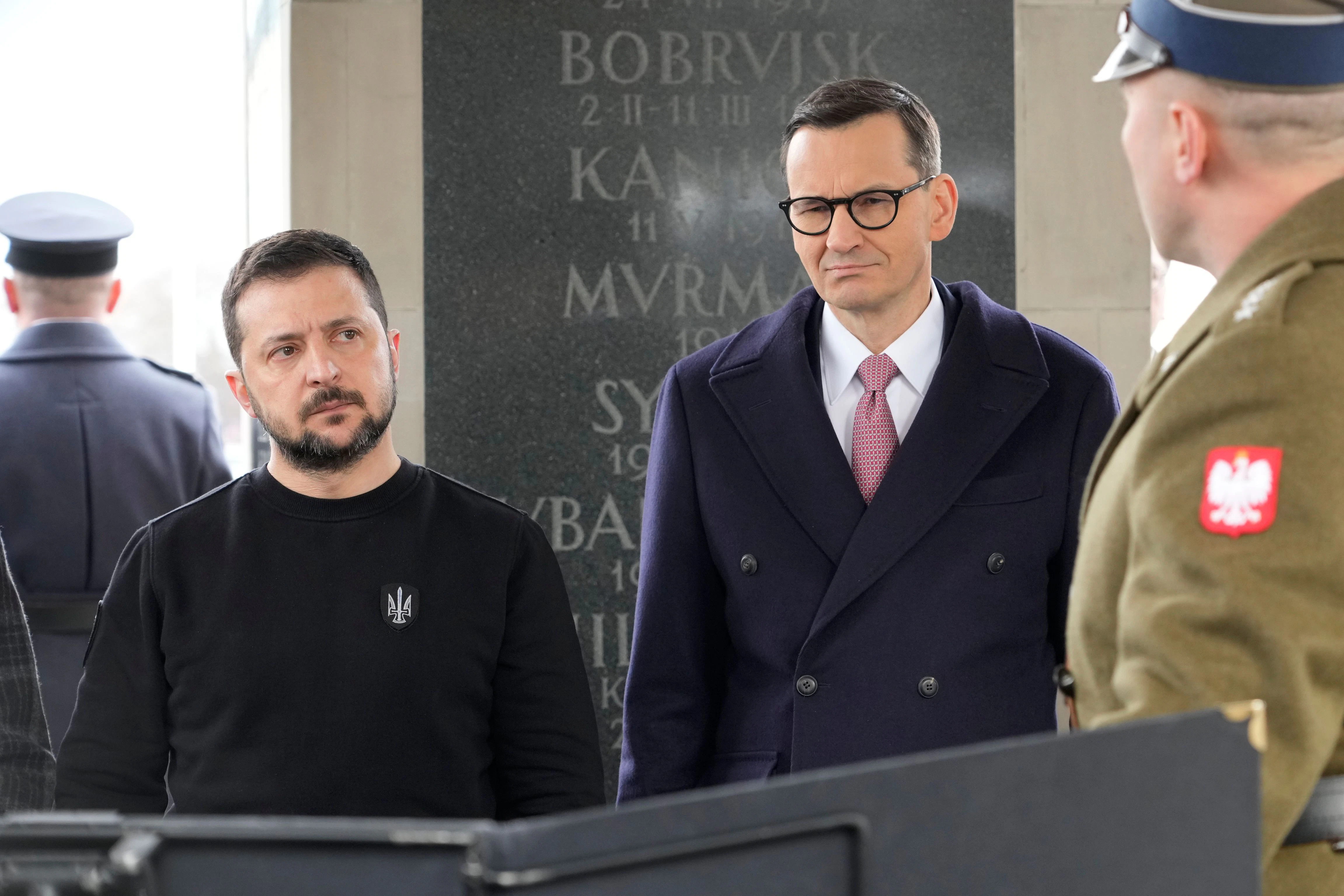 Wolodymyr Selenskyj (l.), Präsident der Ukraine, und Mateusz Morawiecki (M.), Ministerpräsident von Polen, nehmen an einer Zeremonie am Grab des Unbekannten Soldaten teil. Ein Foto aus dem April 2023.