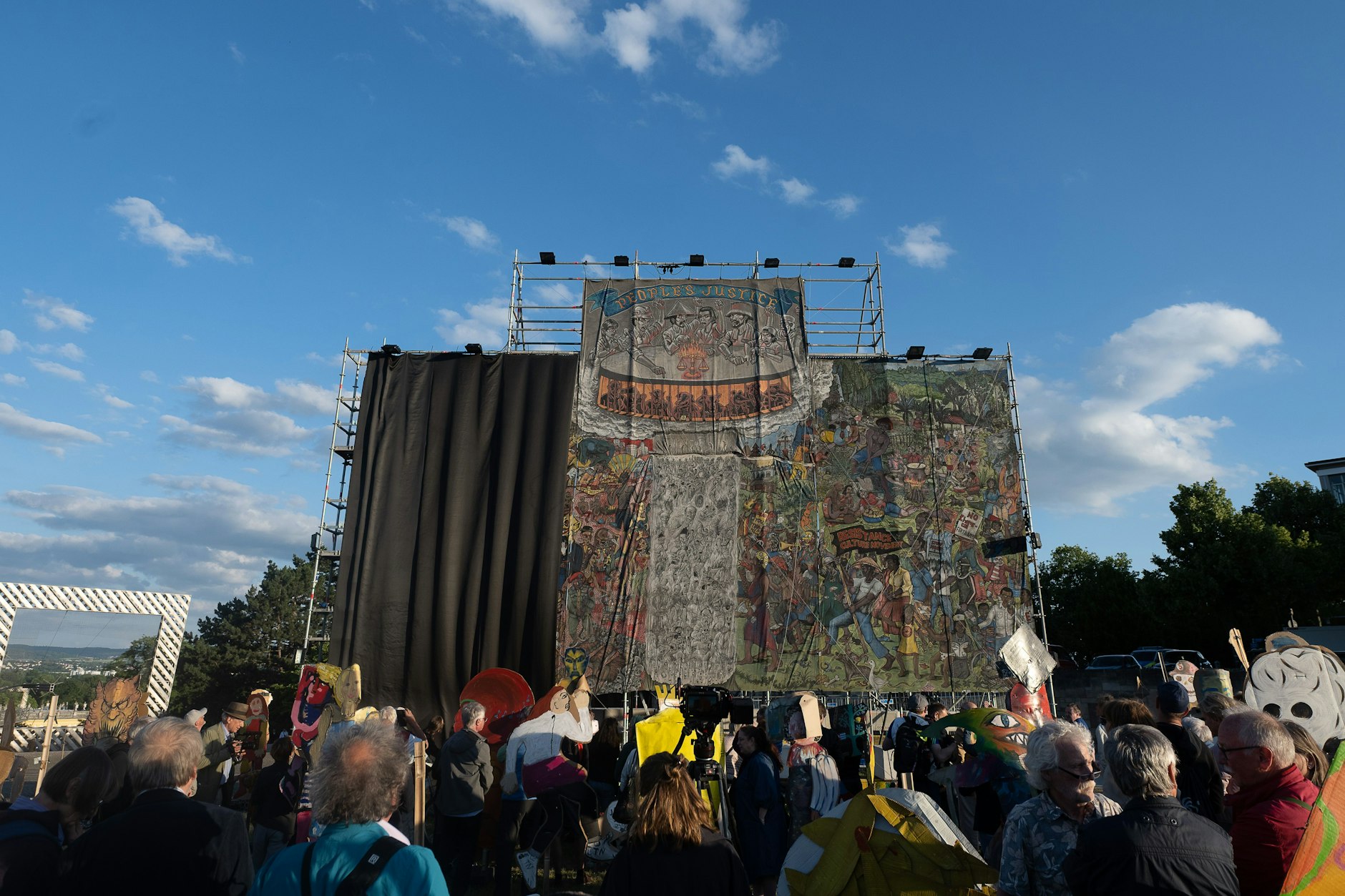 Die Kunstausstellung Documenta 15 stand wegen eines Antisemitismus-Skandals in der Kritik. Nun wird erneut über Äußerungen ihrer Kuratoren gestritten.