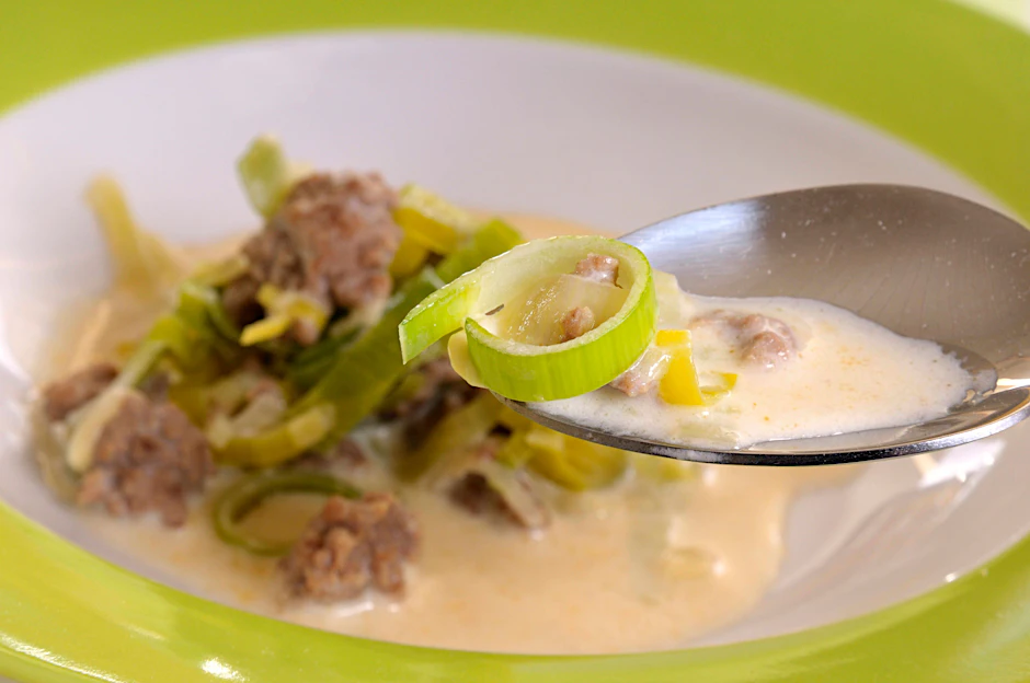 Omas deftige Käse-Lauch-Hackfleischsuppe ist im Herbst ein Knaller.