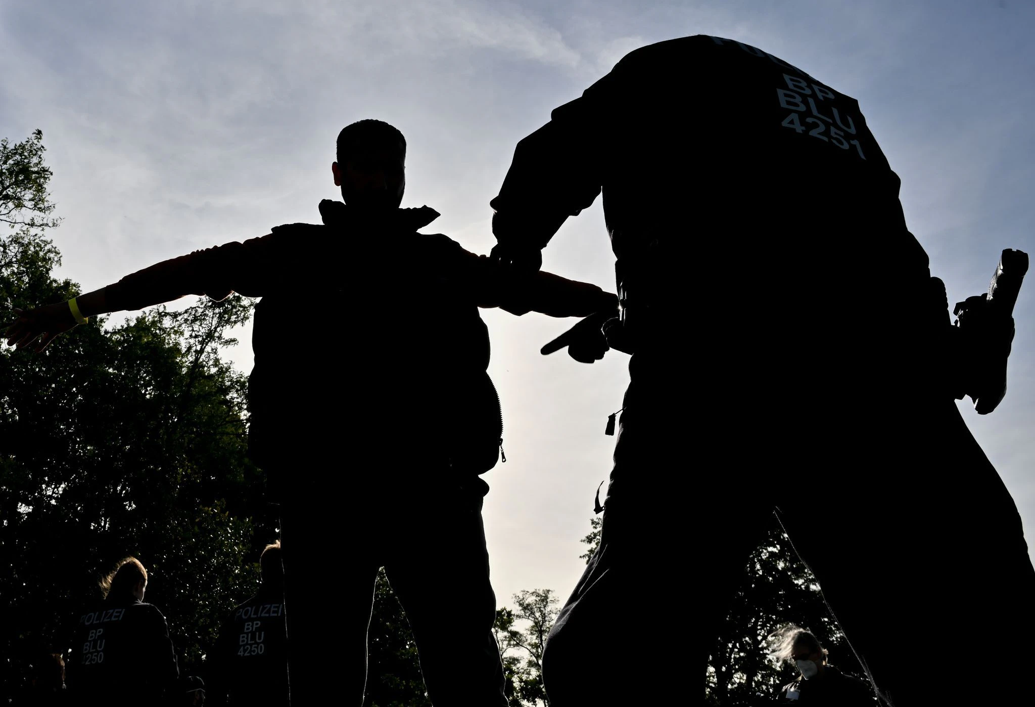 dpatopbilder - Ein Mann wird von einem Beamten der Bundespolizei nahe Forst in Brandenburg durchsucht. Bei mehreren Einsätzen im Grenzgebiet zu Polen hat die Bundespolizei mindestens 64 unerlaubt eingereiste Migranten aufgegriffen.  