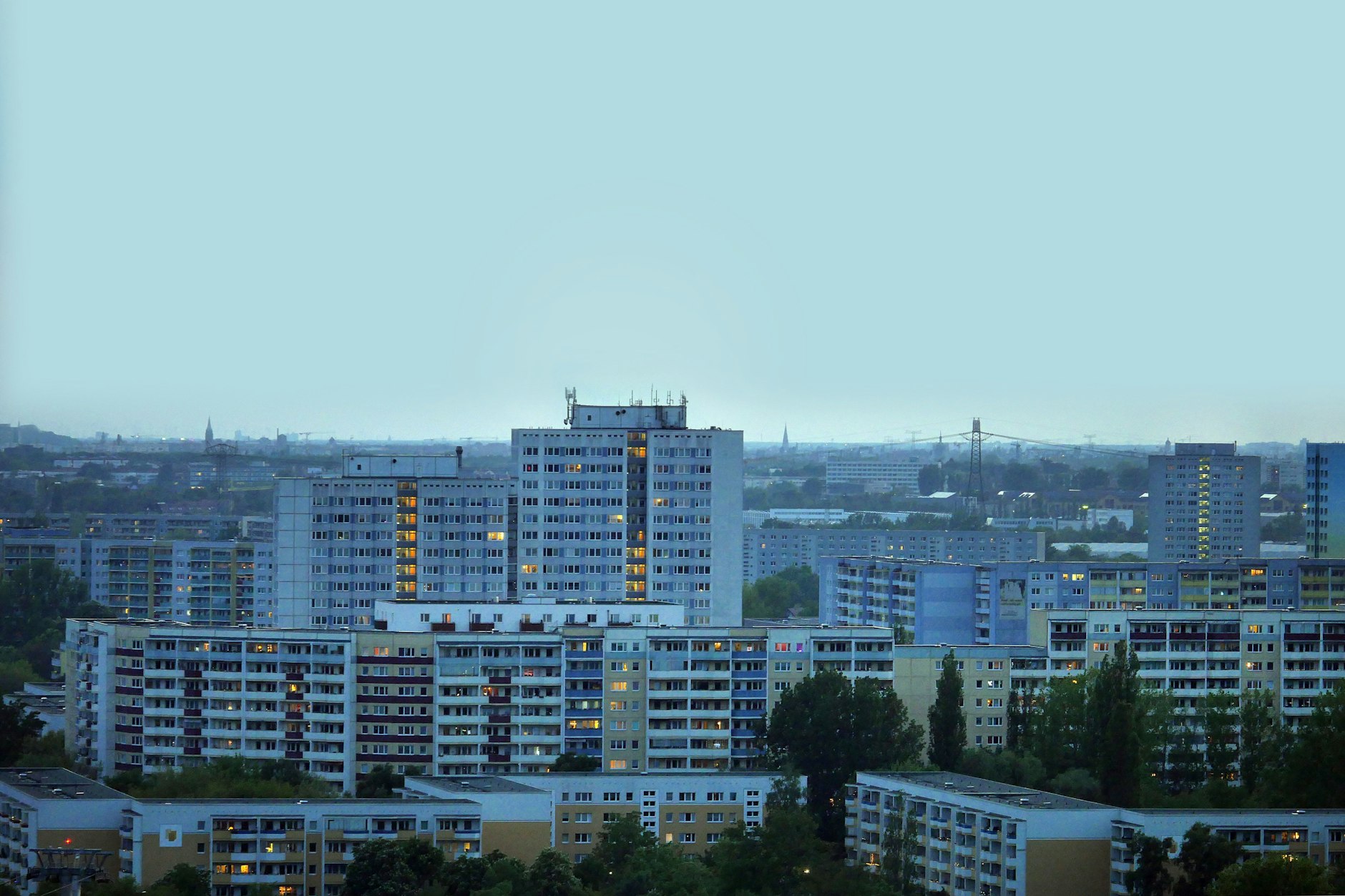 Viele Balkone in Marzahn-Hellersdorf. Besonders in Großsiedlungen lohnen sich Sammelbestellungen und konzertierte Aktionen. Jeder Mieter kann mit der eigenen Solaranlage 100 bis zu 200 Euro im Jahr sparen. Bis Ende des Jahres gibt es 500 Euro Fördergeld vom Senat.