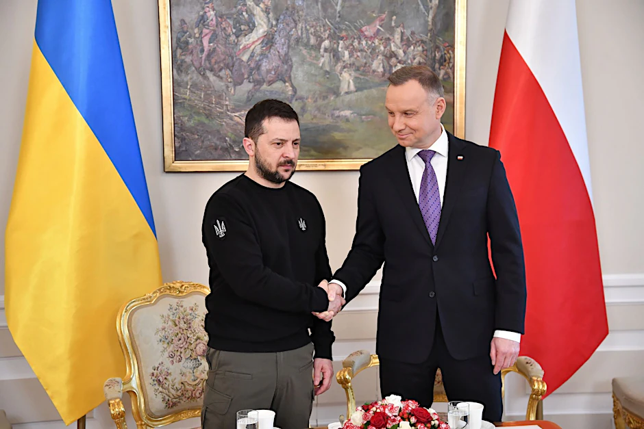 Polens Präsident Andrzej Duda (r) empfängt seinen ukrainischen Amtskollegen Wolodymyr Selenskyj in Warschau. 