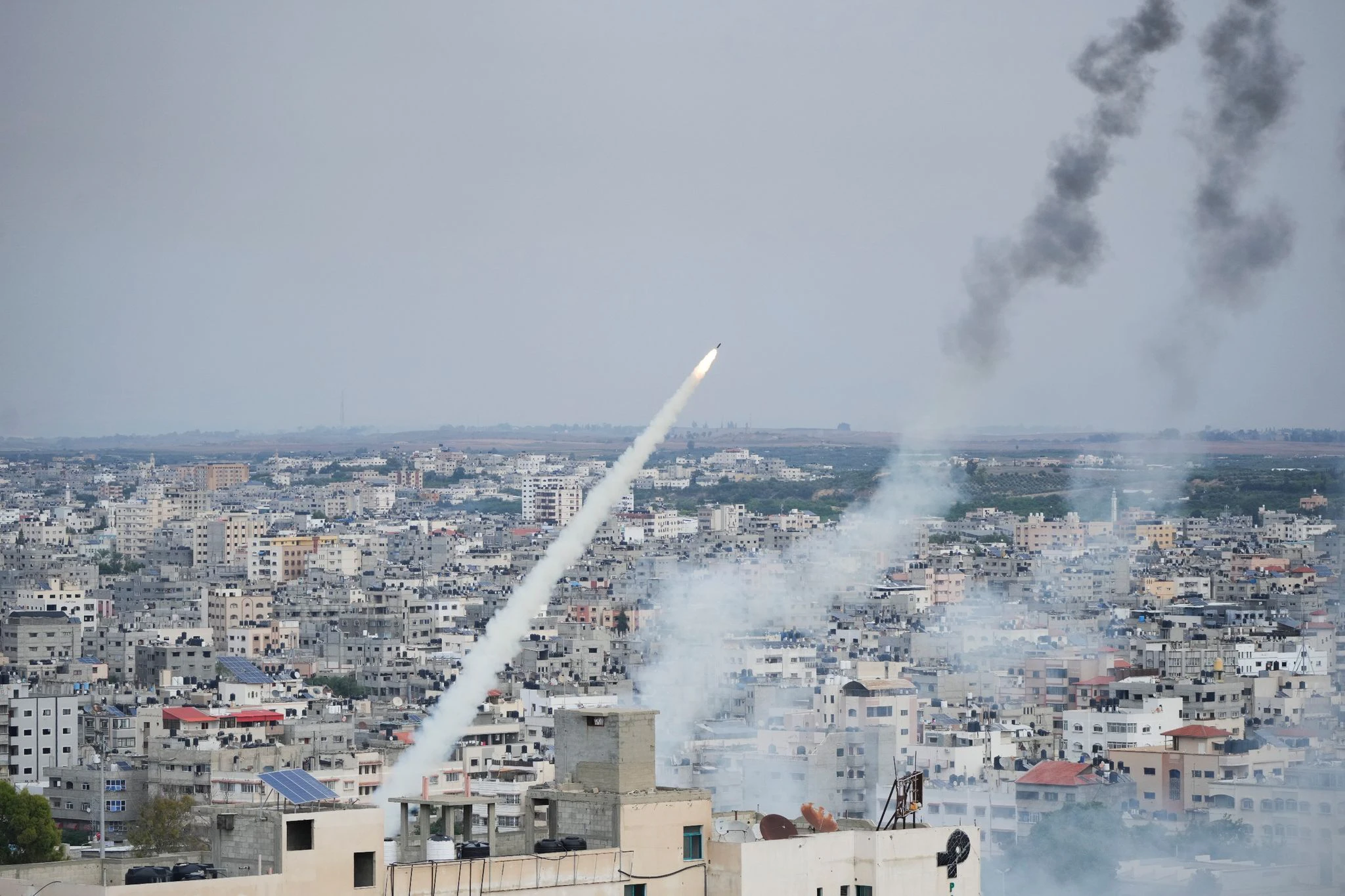 Raketen werden am 7. Oktober von der Hamas aus dem Gazastreifen auf Israel abgefeuert.  