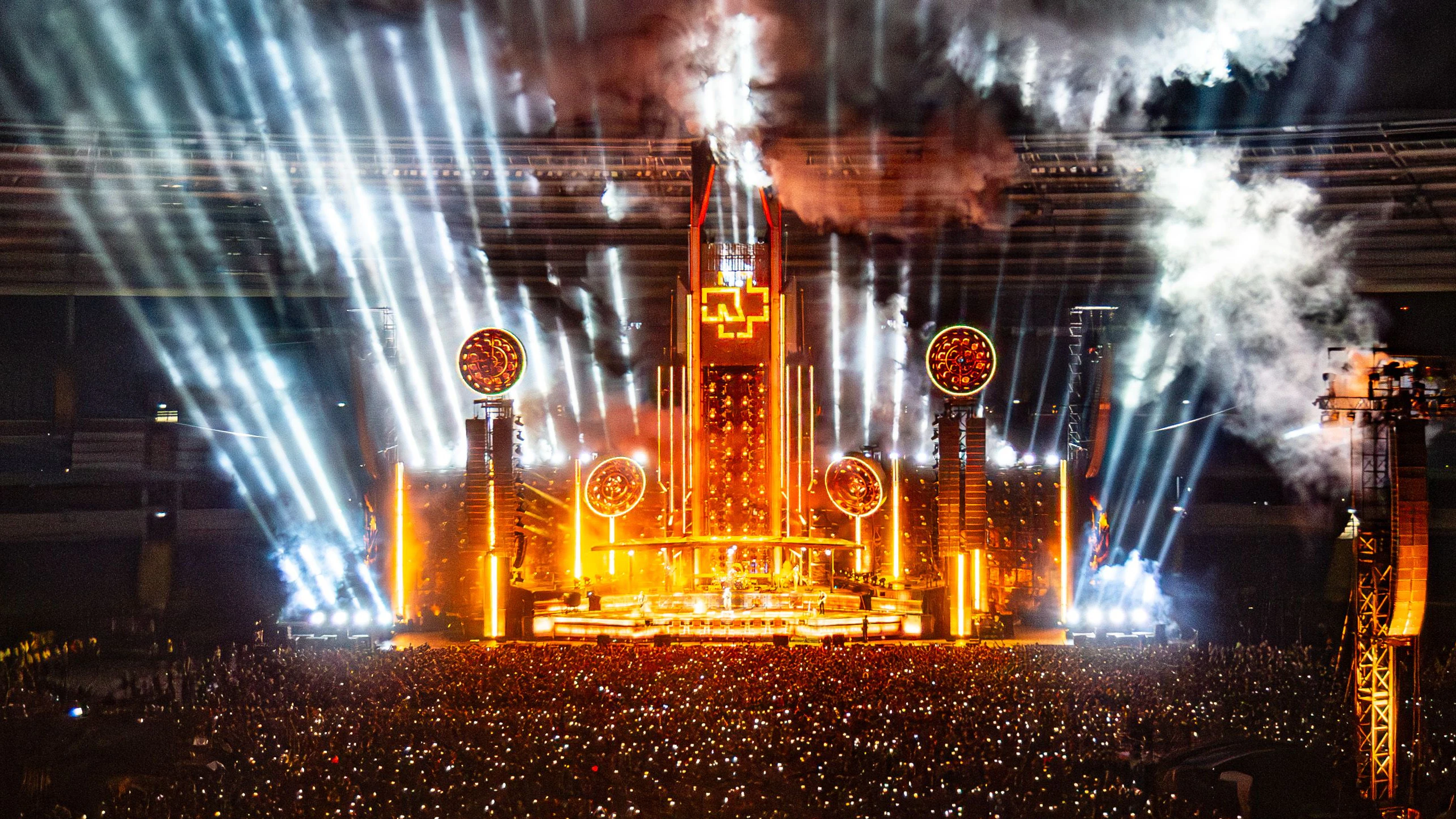 Mit ihrer Stadion-Show reisen die Rocker von Rammstein auch 2024 wieder kreuz und quer durch Europa.