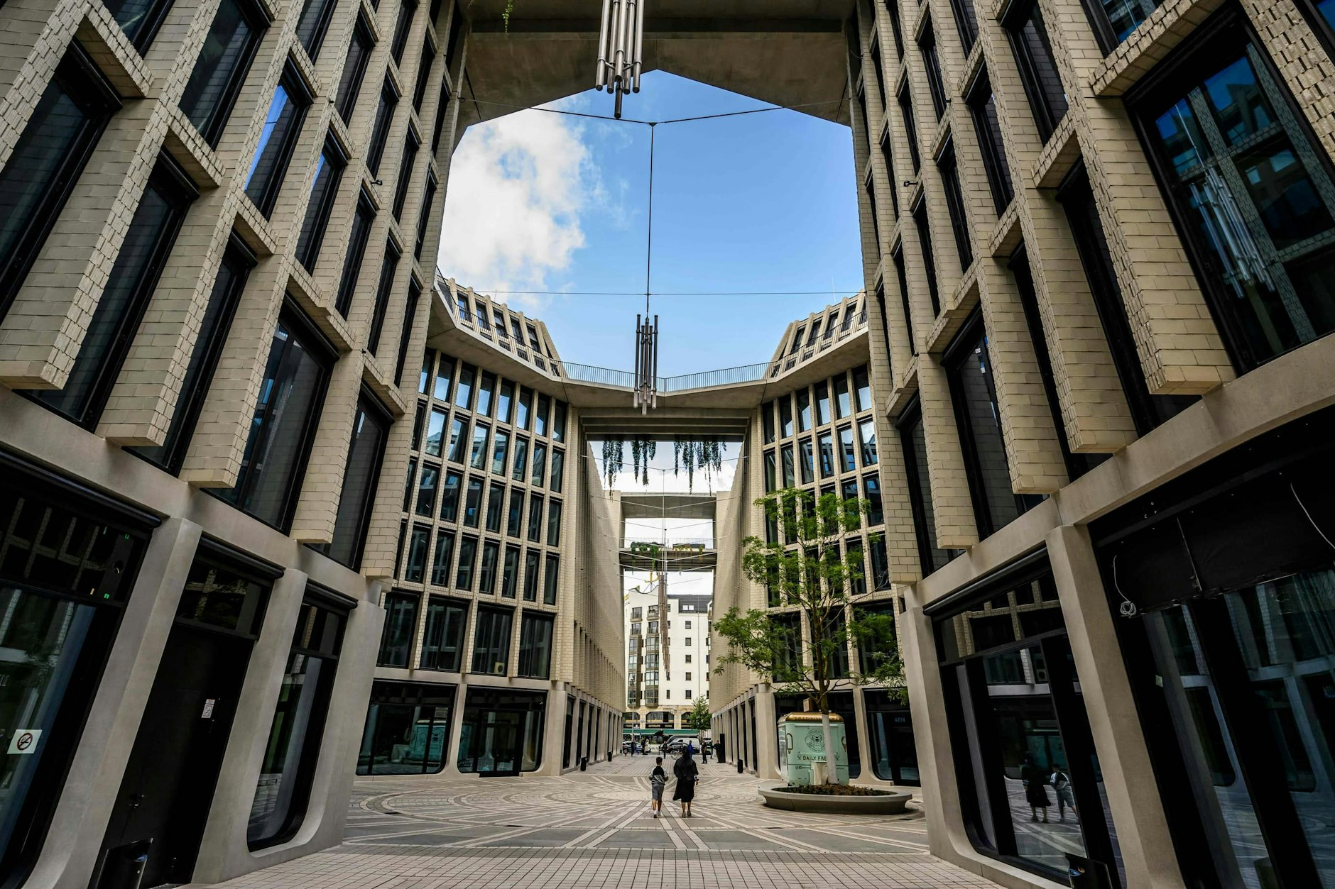 Blick in den neugestalteten Komplex Am Tacheles, in dem das Fotomuseum beherbergt ist. Sorgsam saniert wurde das unter Denkmalschutz stehende Gebäude von den Architekten Herzog & de Meuron.