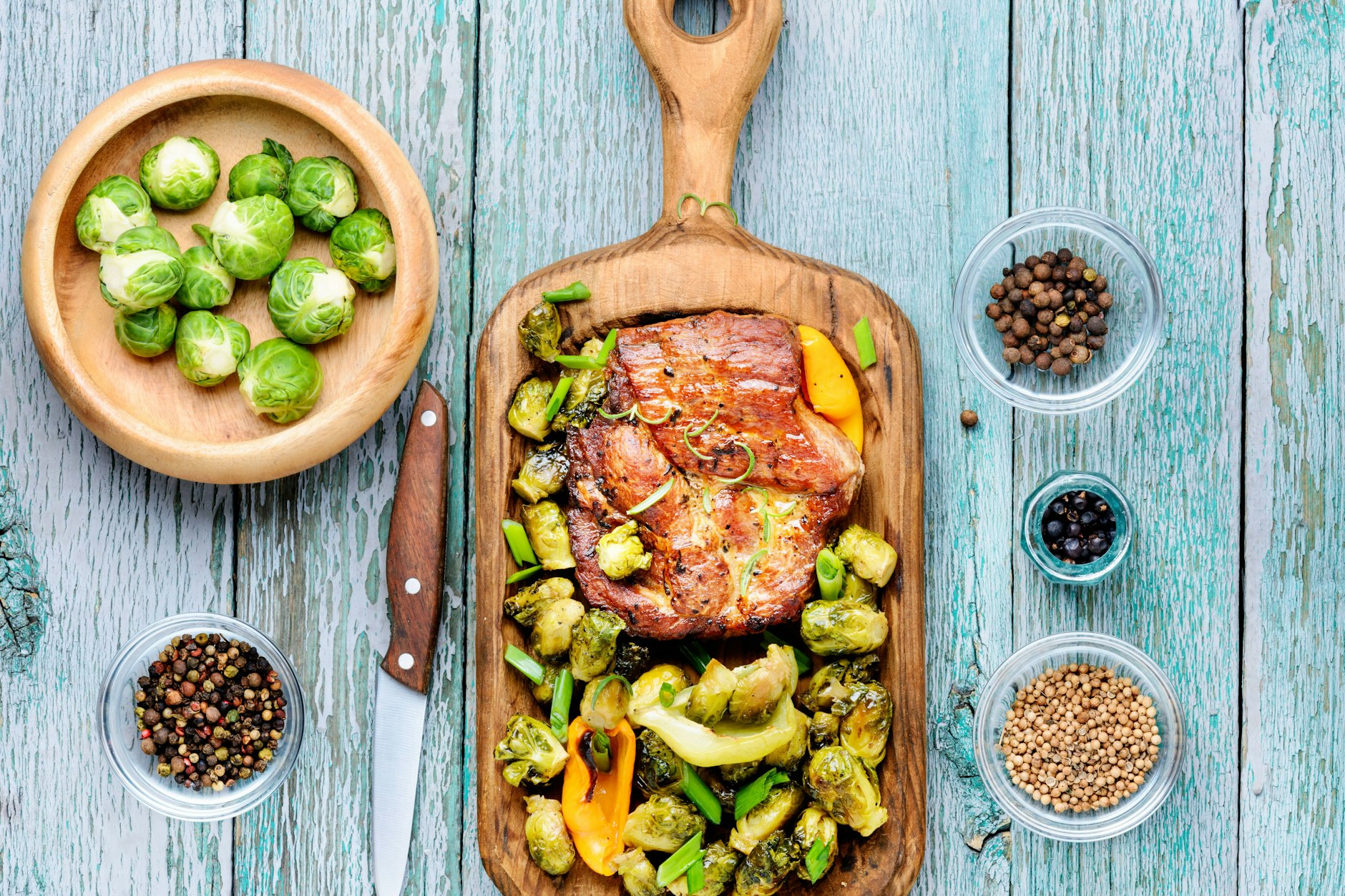 Zu Dreierlei Rosenkohl vom Blech passt gut gegrilltes Fleisch. 