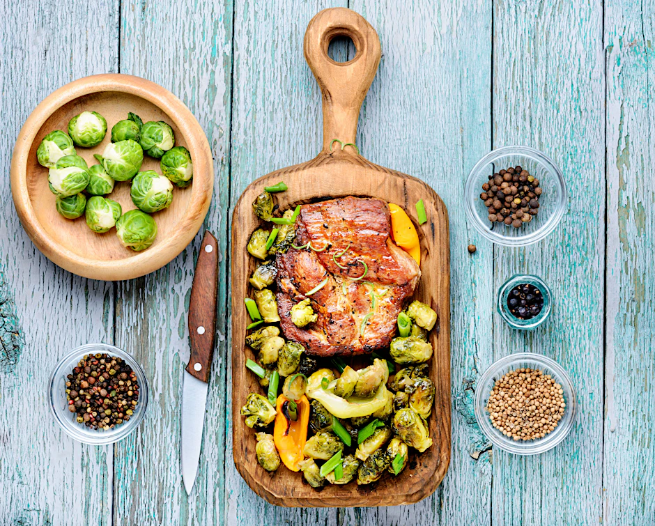 Zu Dreierlei Rosenkohl vom Blech passt gut gegrilltes Fleisch.&nbsp;