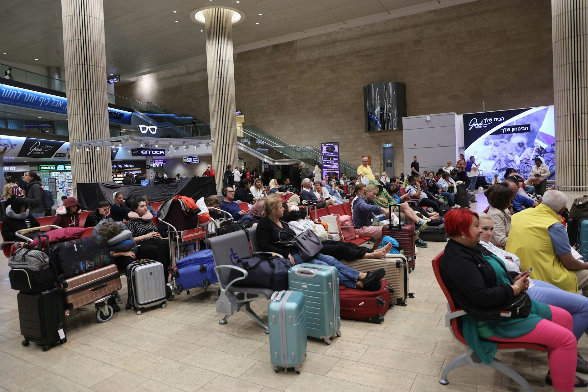 Am Ben-Gurion-Flughafen in Tel Aviv warten die Menschen auf ihre Ausreise.